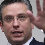 Alejandro García Padilla convierte en ley reformas a retiro de maestros y de jueces