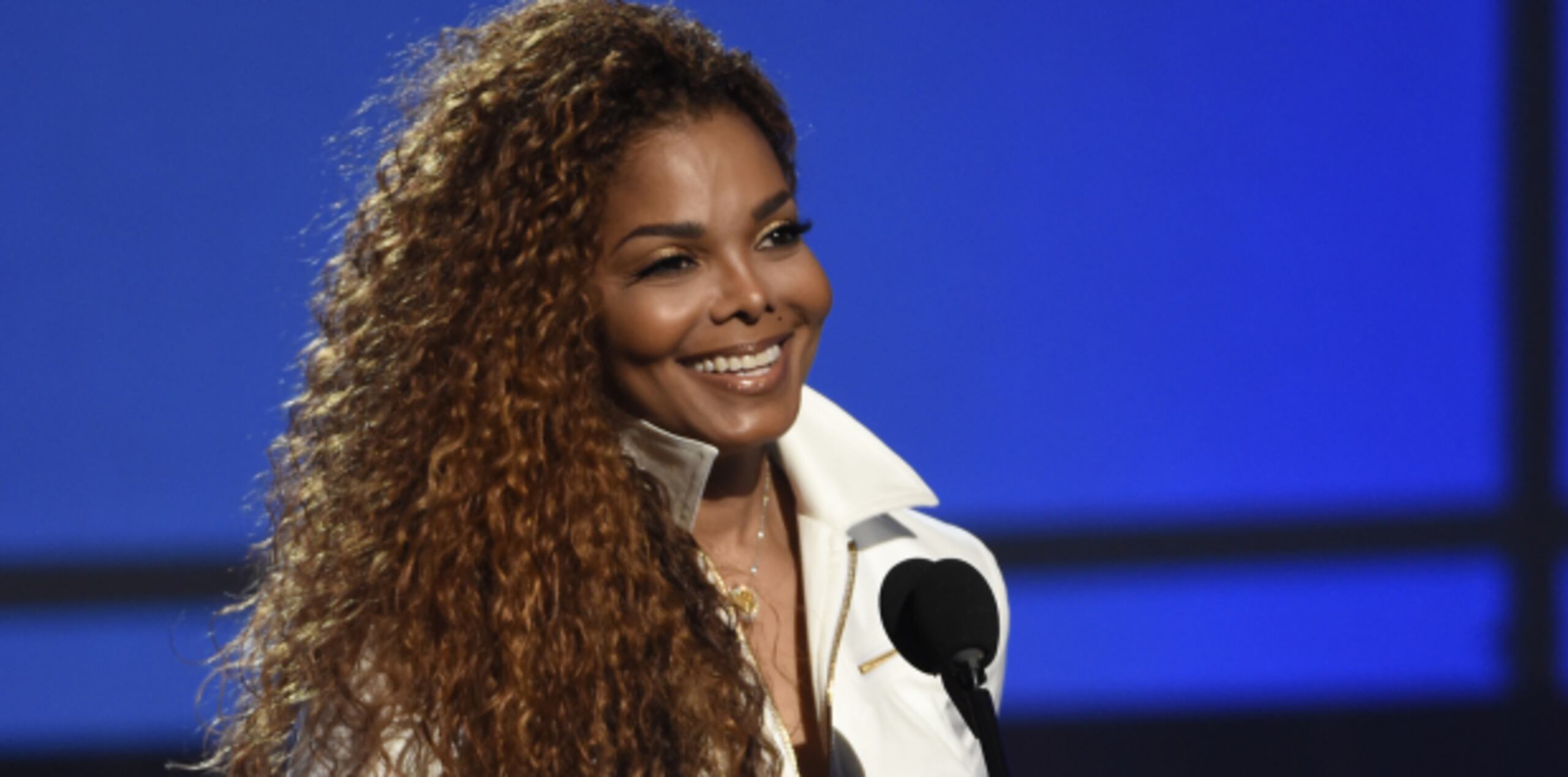 Junto a su hija Estevana, Janet Jackson acudió hoy a ver al empresario, quien el domingo sufrió tres infartos. (AP)