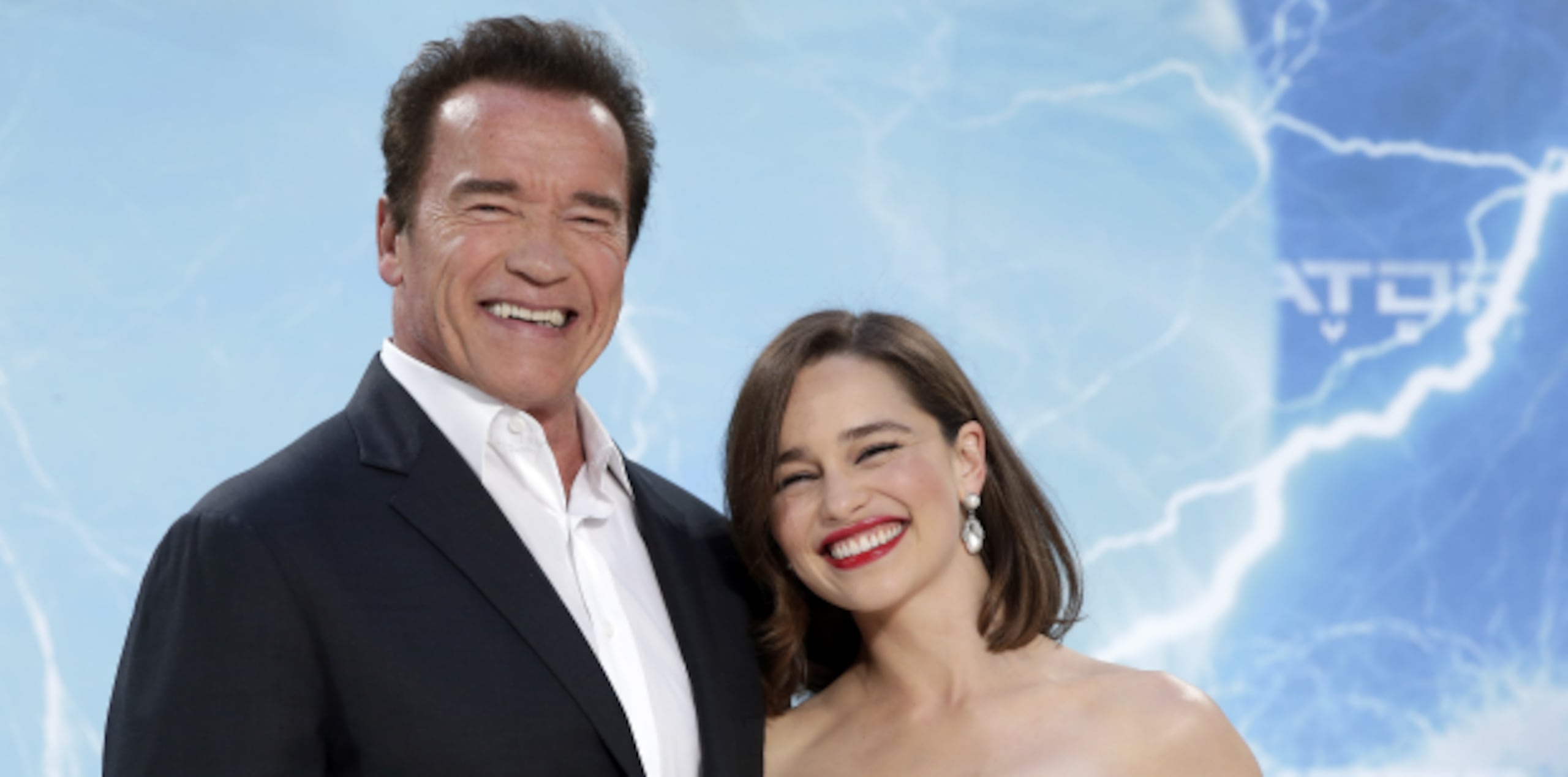 Schwarzenegger posa para la prensa alemana con Emilia Clarke, quien encarna a Sarah Connor en esta nueva entrega de la saga de Teminator. (AP)