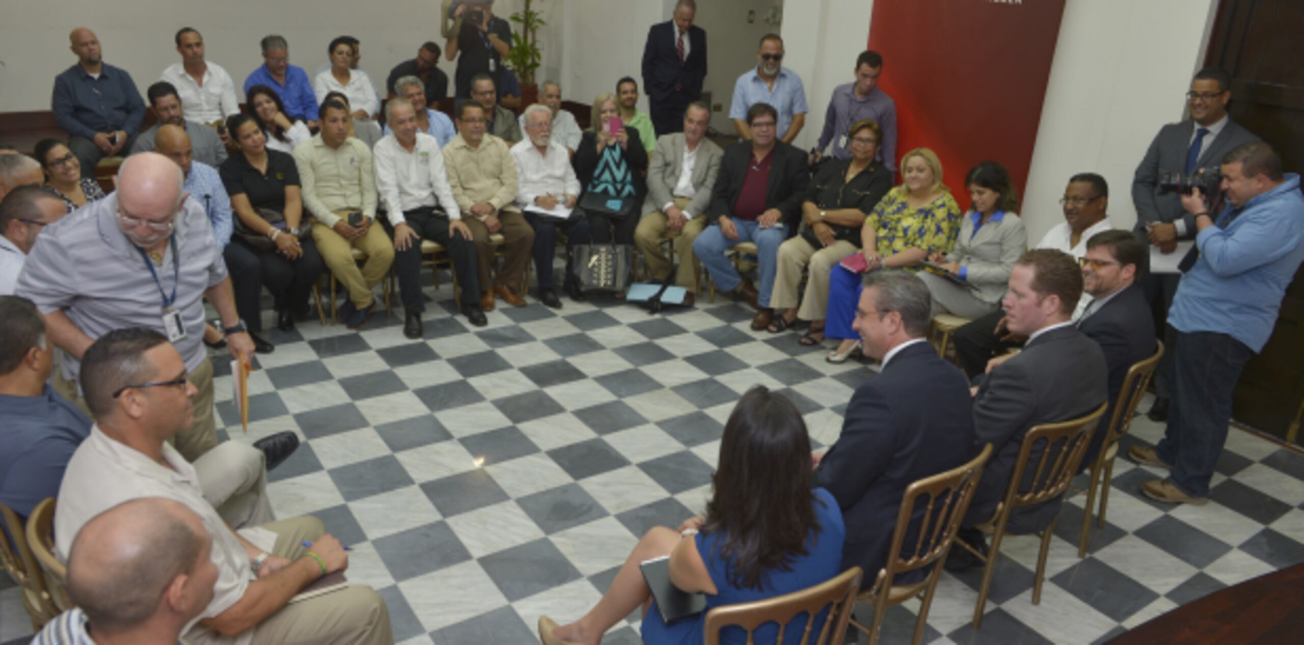 Una de las más largas reuniones fue la que sostuvo el gobernador en horas de la tarde con el liderato obrero del país. (ismael.fernandez@gfrmedia.com)