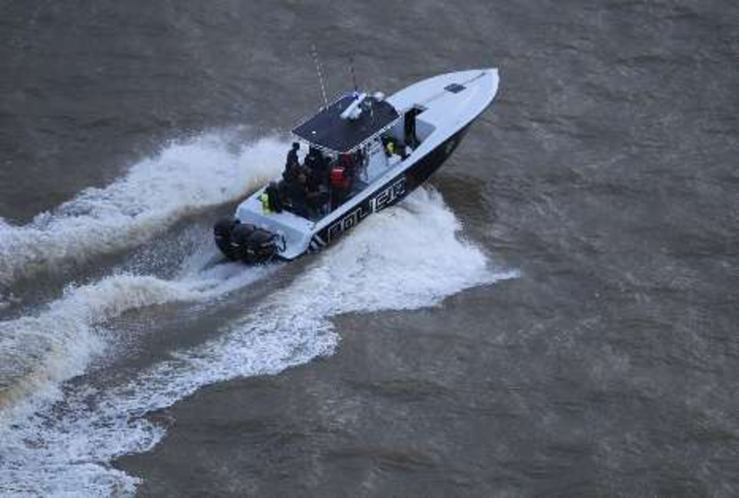 En las labores  de rescate participaron peritos de FURA, la Guardia Costanera, Bomberos,  Manejo de Emergencias de Yabucoa, Humacao, Maunabo y San Juan, y un grupo de pescadores que se ofrecieron a ayudar.&nbsp;<font color="yellow">(Primera Hora / Teresa Canino Rivera)</font>