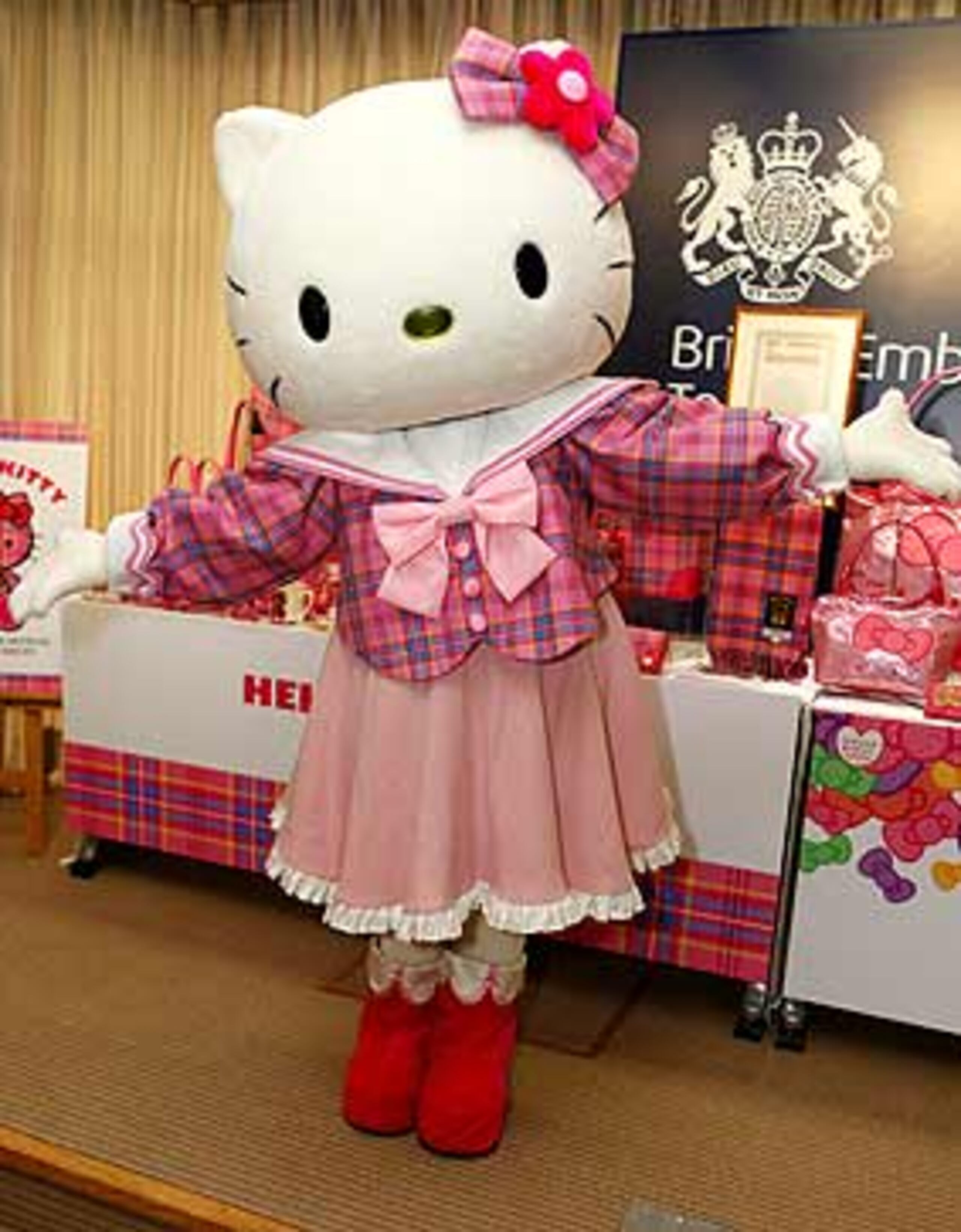 El fabricante de tejidos John Buchan Lochcarron diseñó un estampado escocés para Hello Kitty, que este año celebra su 35 aniversario. (AP / Itsuo Inouye)