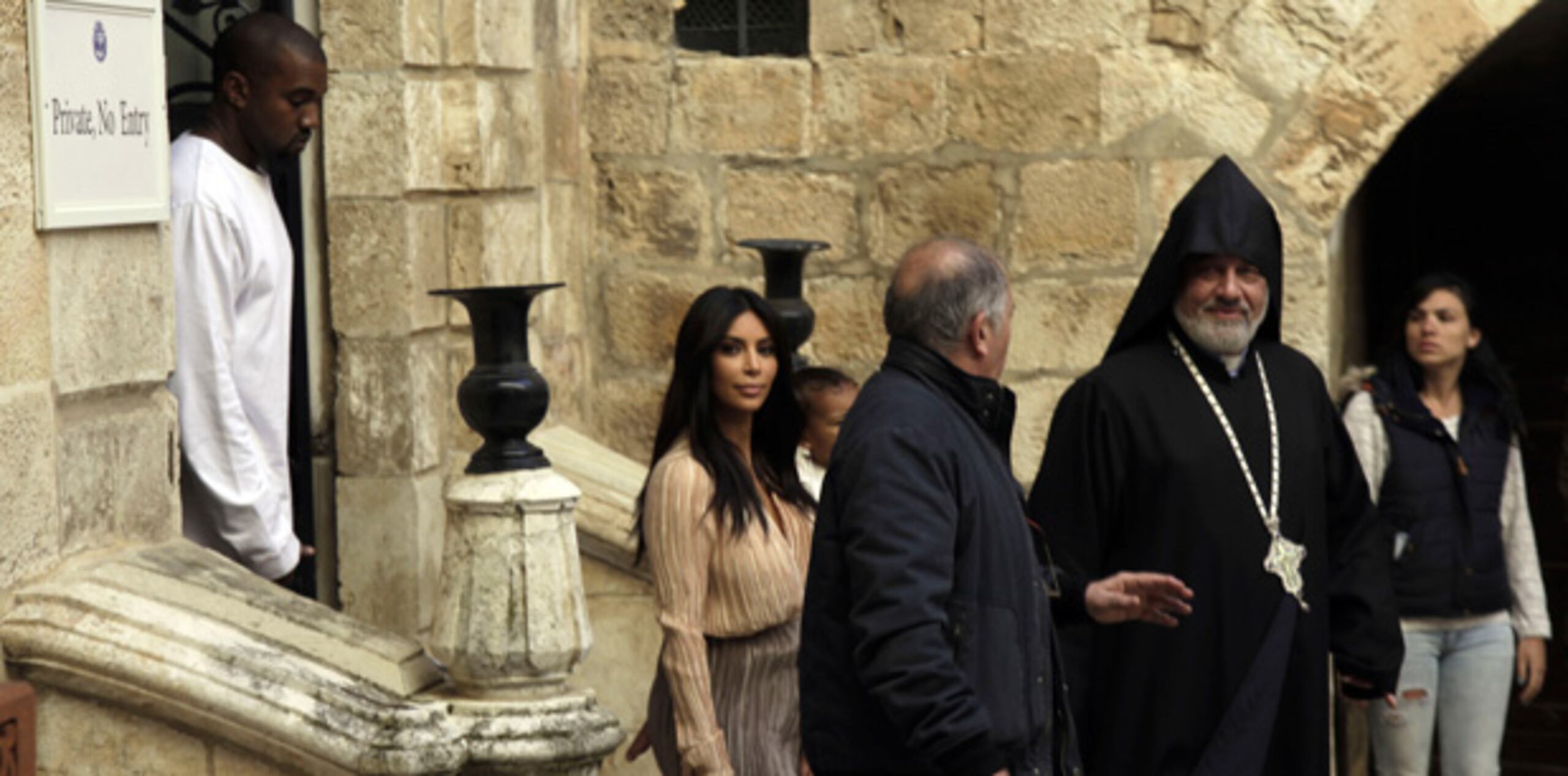 La iglesia del Santo Sepulcro estaba vacía durante su visita. (AP)