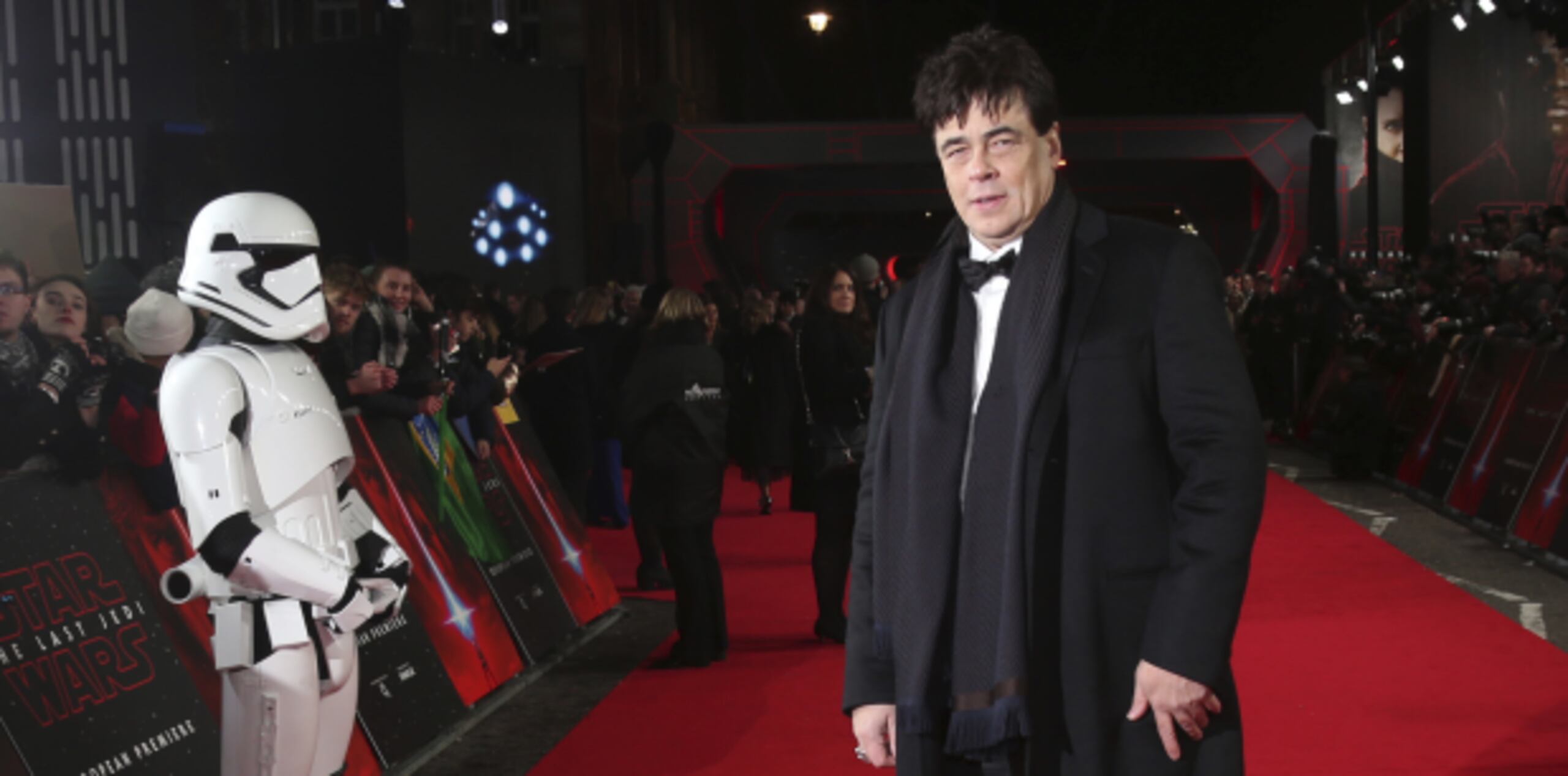 Del Toro, aquí en la alfombra roja de la premiere de la cinta, da vida en The Las Jedi a DJ, una suerte de mercenario intergaláctico experto en descifrar códigos gracias a sus habilidades de hackeo. (AP)

