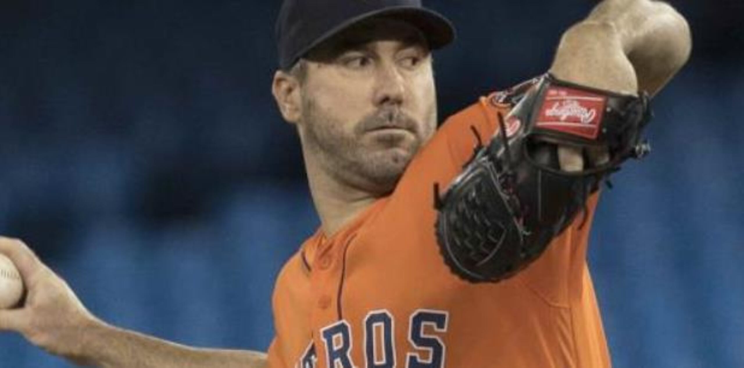 Justin Verlander, de los Astros de Houston, lanza frente a los Azulejos de Toronto durante el partido del domingo en Toronto en el que consiguió un 'no hitter'. AP/The Canadian Press/ Fred Thornhill