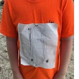 Diseño de camisa hecho por un niño recauda casi $1 millón contra el bullying