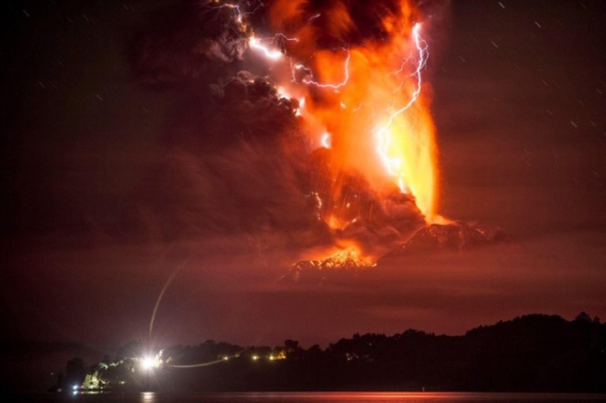 El Servicio Nacional de Minería y Geología advirtió el jueves que podría producirse una tercera y más agresiva erupción. (AFP)