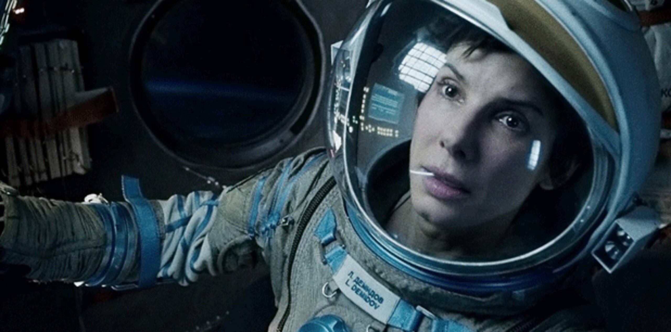 La película ganadora del Óscar, dirigida por el mexicano Alfonso Cuarón, y la novela retratan a una astronauta que queda perdida en el espacio y trata de regresar a la Tierra. (Archivo)