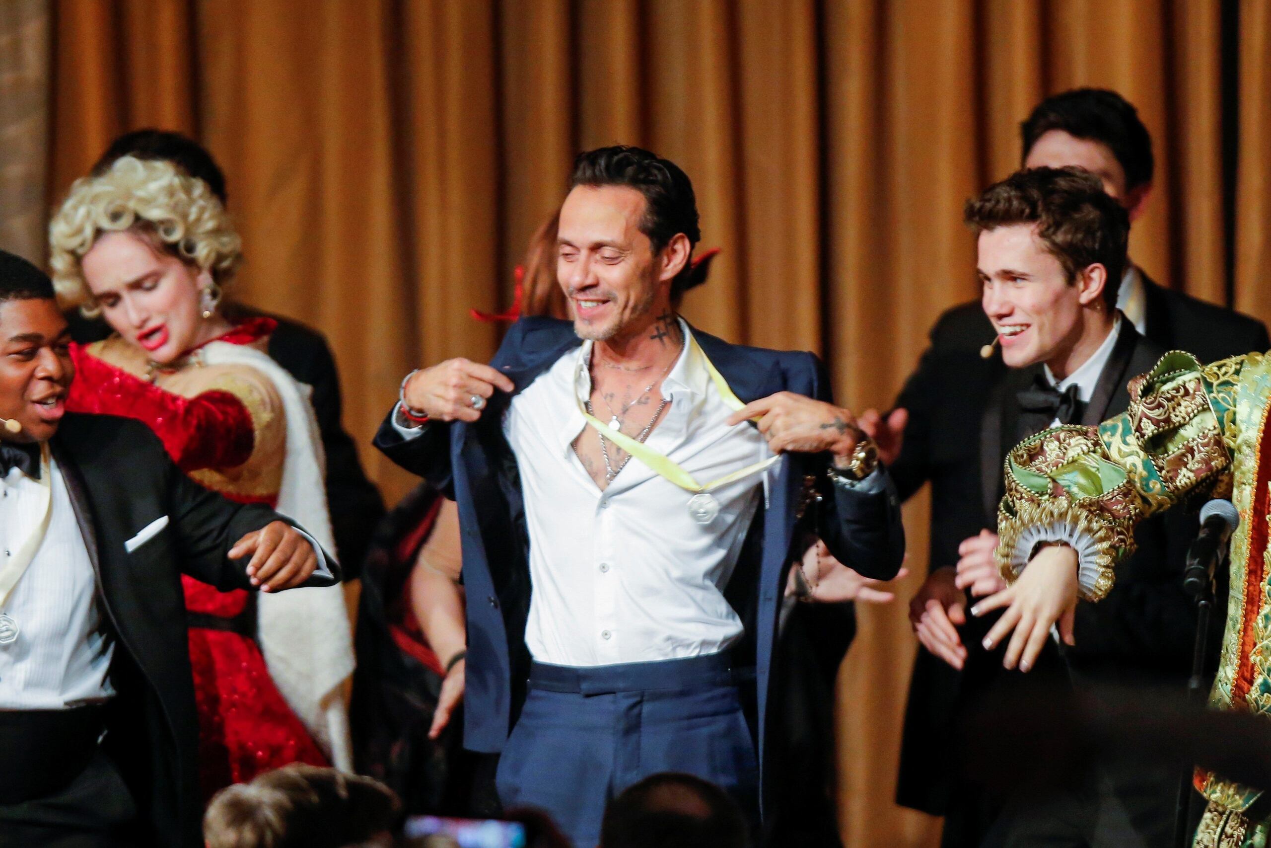 Marc Anthony baila con los miembros del Hasty Pudding Institute tras recibir el premio "Order of the Golden Sphinx". (EFE / Eduardo Muñoz Álvarez)