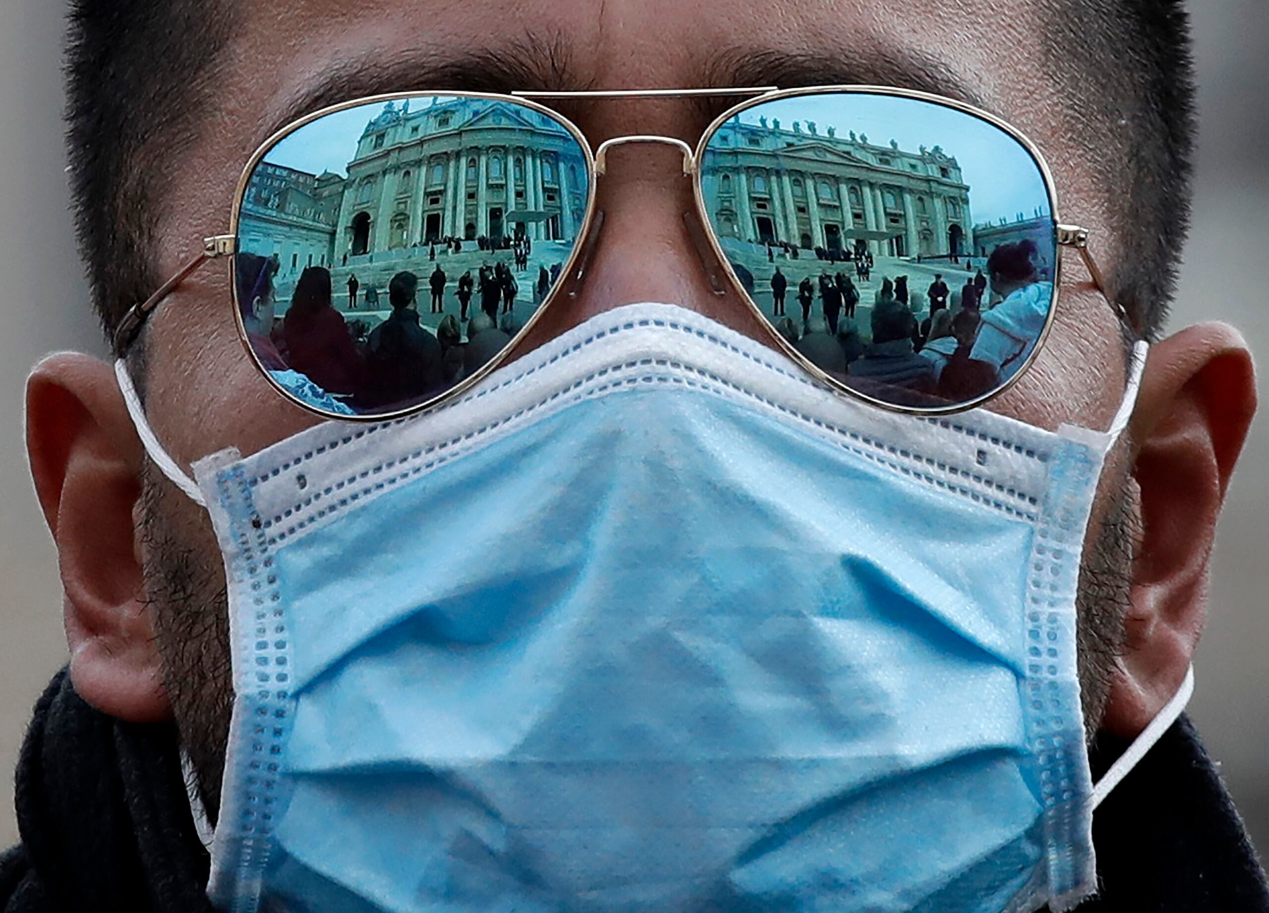 Un hombre con mascarilla asiste a la audiencia general semanal del papa Francisco, Ciudad del Vaticano.