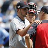 Trevor Bauer es multado por lanzar pelota al jardín central