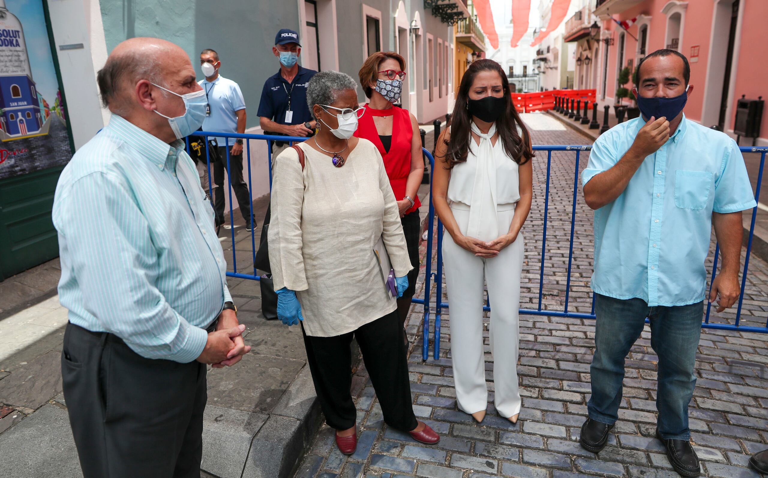 Hëctor Luis Acevedo por el PPD, Ana  Irma Rivera Lasén y  Alexandra Lugaro  por el Movimiento de Victoria Ciudadana y el candidato independiente Eliezer Molina llegaron hasta la calle Fortaleza.