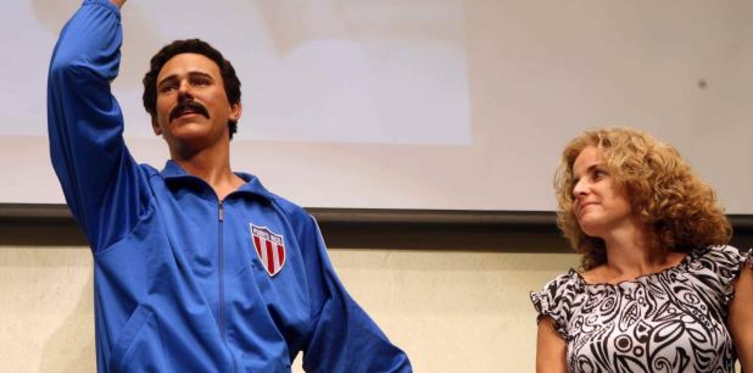 Gándara observa detenidamente la estatua de su esposo en el Museo del Deporte en Guaynabo (Archivo)