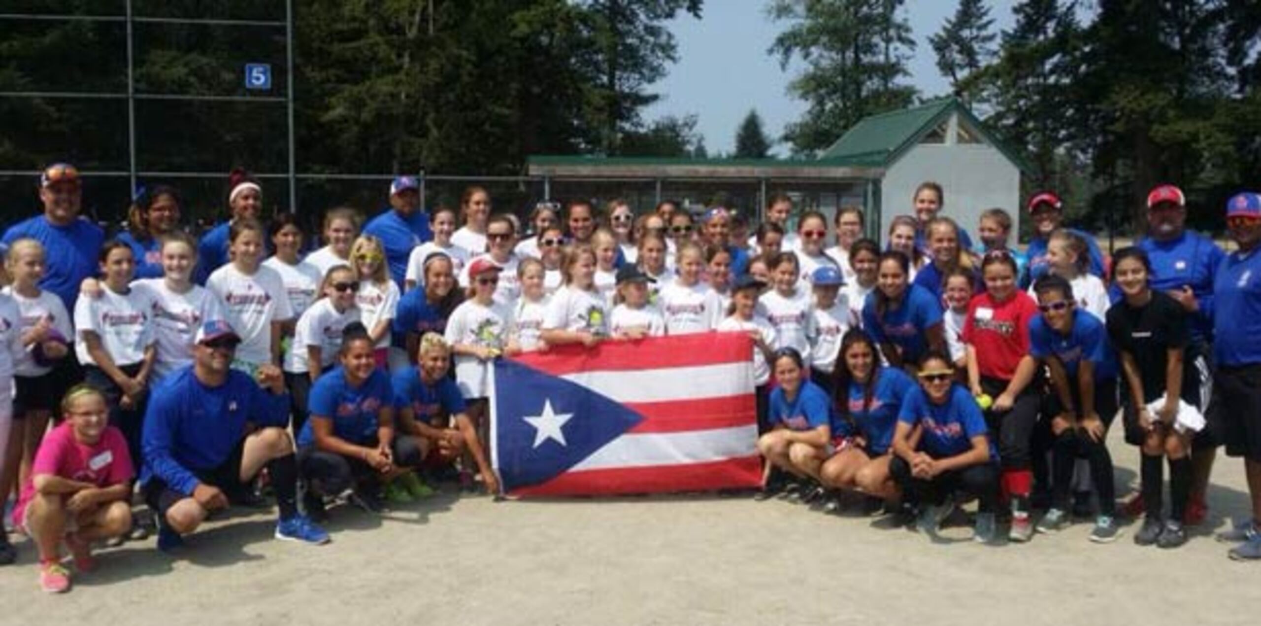 Cuando finalizó el campamento, las niñas y las jugadoras bailaron al ritmo de Silento con la canción “Watch me” además de dar autógrafos y fotos.  (Suministrada / Federación de Sóftbol de Puerto Rico)