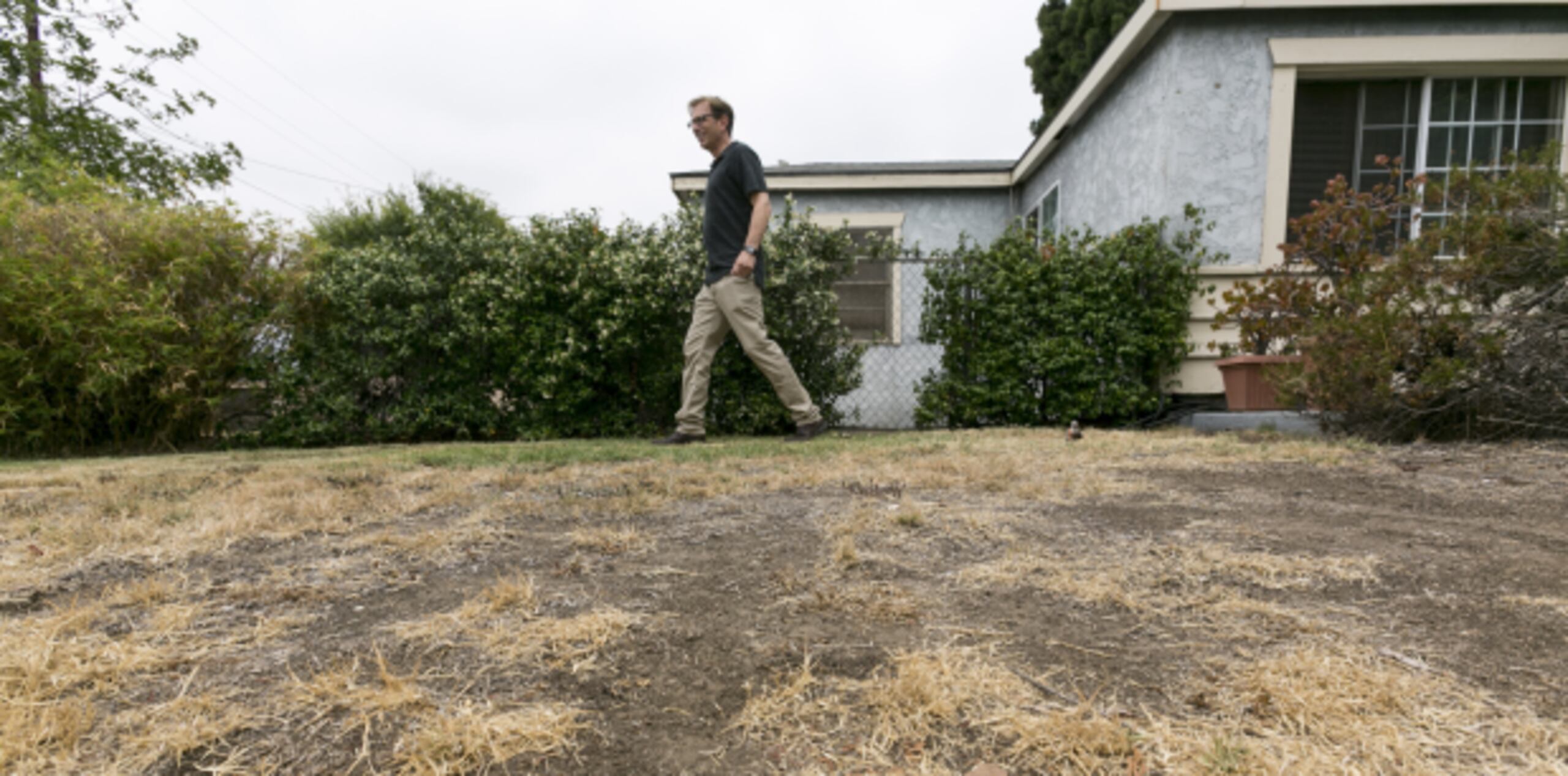 Olvídese de regar el patio, deje que se seque, como hizo el californiano Michael Korte. (AP)