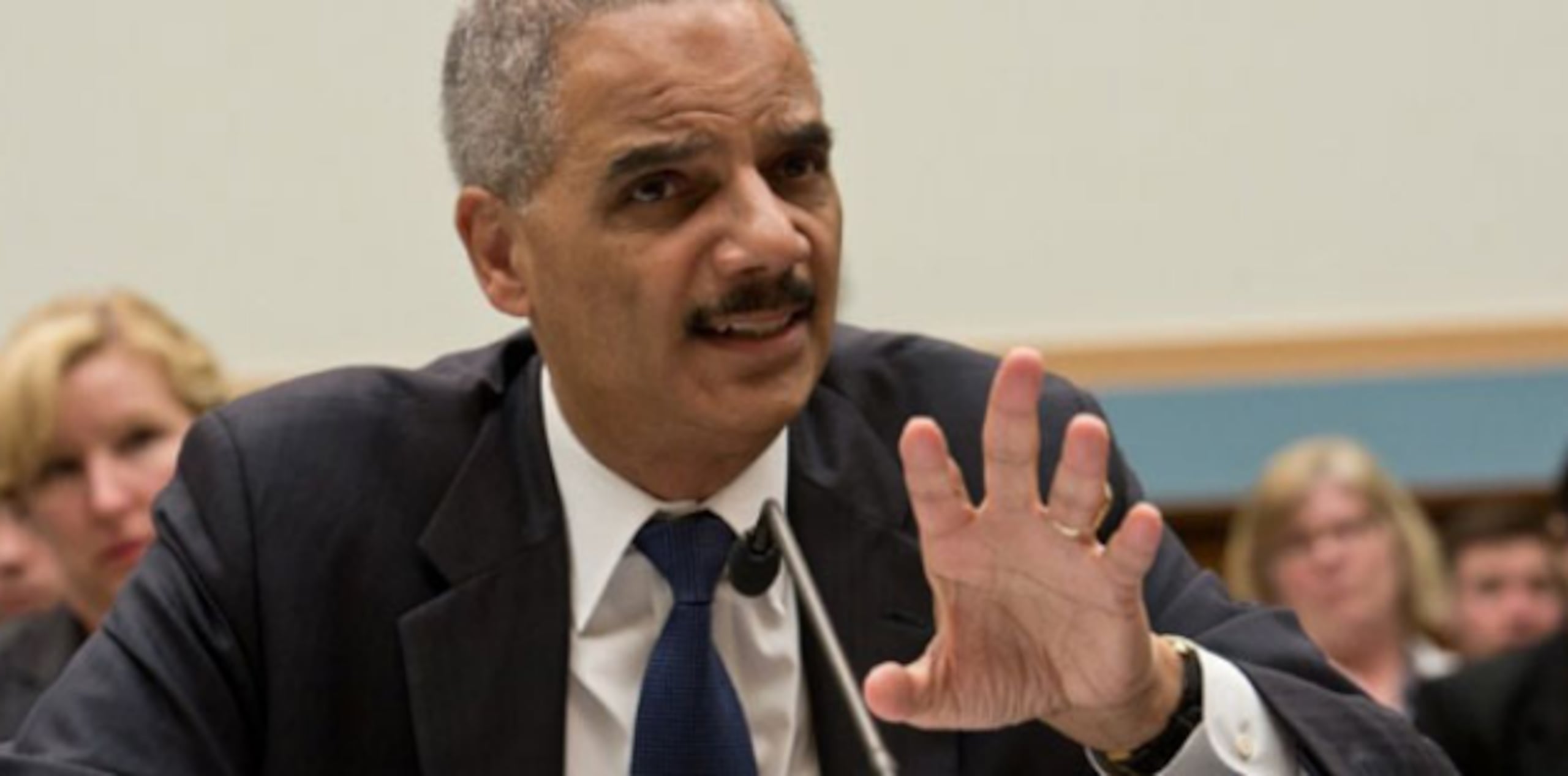 El fiscal general Eric Holder durante una audiencia en la Cámara de Representantes. (AFP)