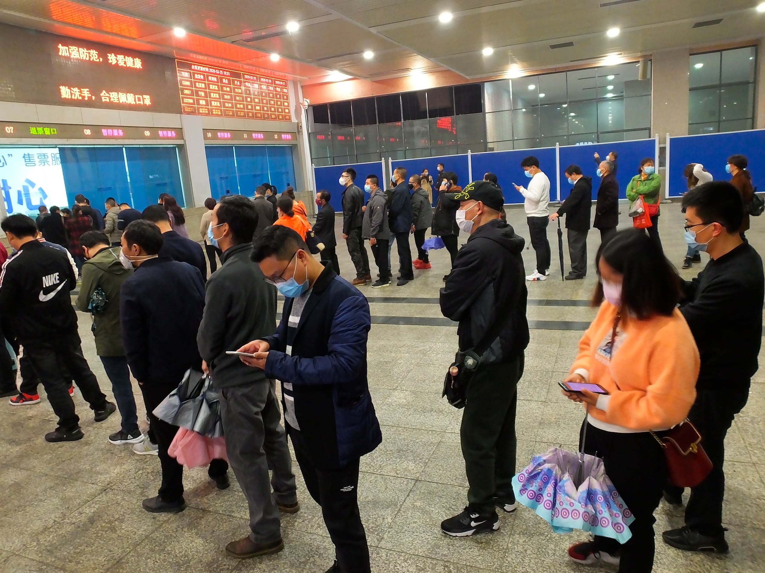 Más de 20,000 personas, entre trabajadores y estudiantes, aguardan en Hubei a su turno para regresar a la capital, según la agencia estatal Xinhua.
