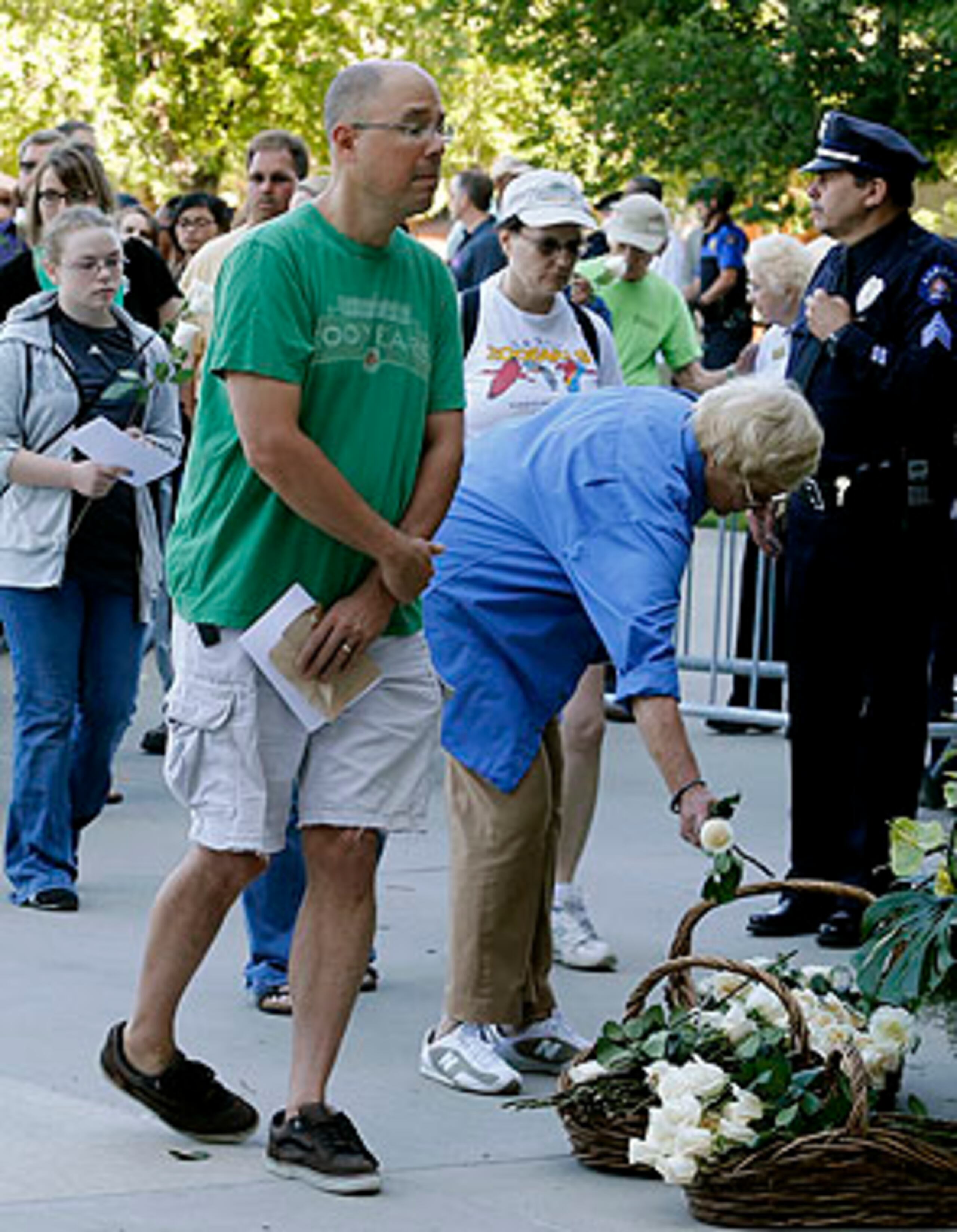 Las personas recordaban a sus familiares con ofrendas florales. (AP)