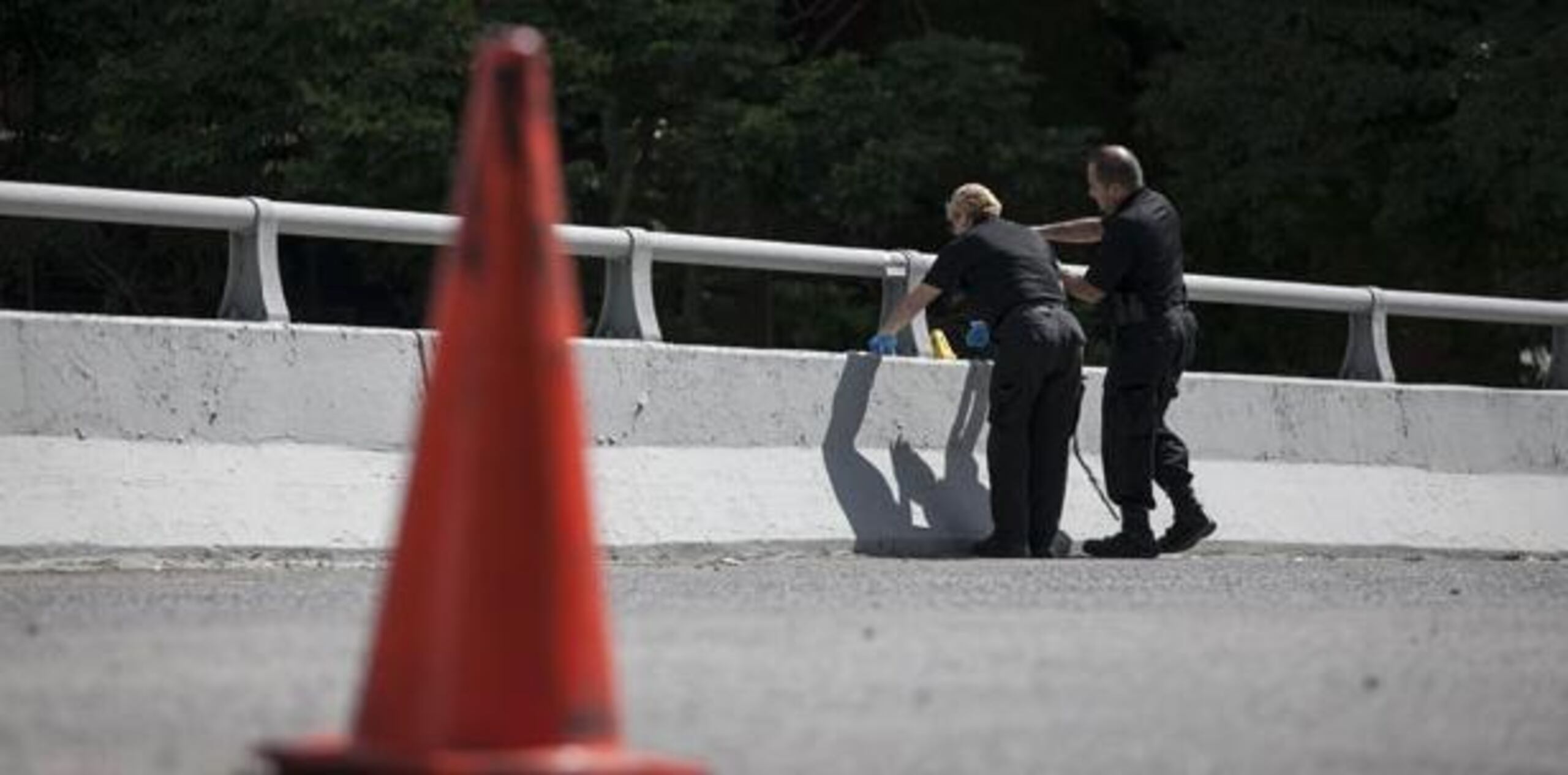 El joven sobrevivió tras ser lanzado desde un puente de 40 pies de altura en la carretera PR-174, de Guaynabo. (Archivo)