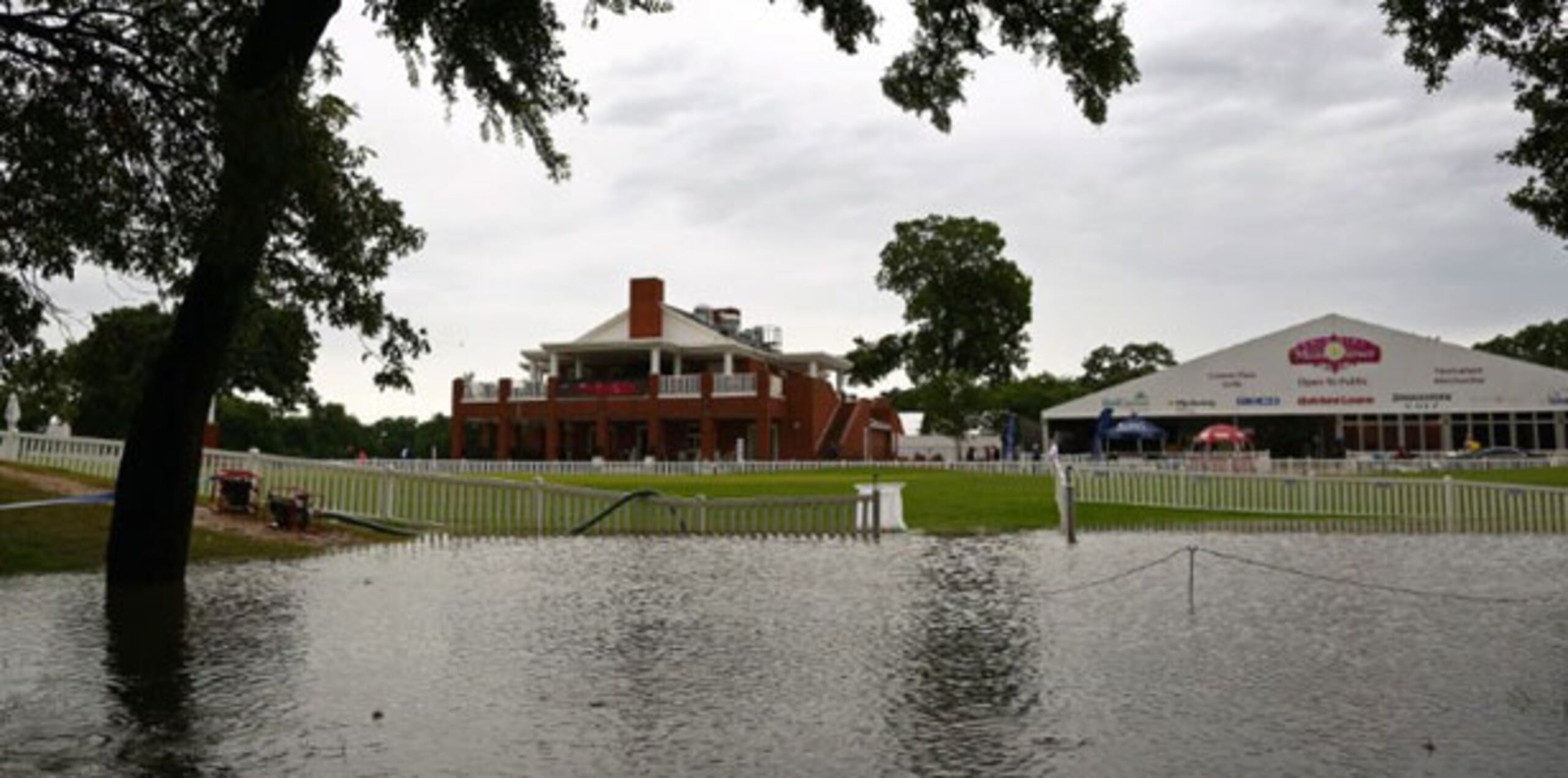 En Oklahoma, las autoridades de los condados de Cleveland y Comanche dijeron que algunos residentes tuvieron que ser rescatados de áticos y techos. (Tom Pennington/Getty Images/AFP)