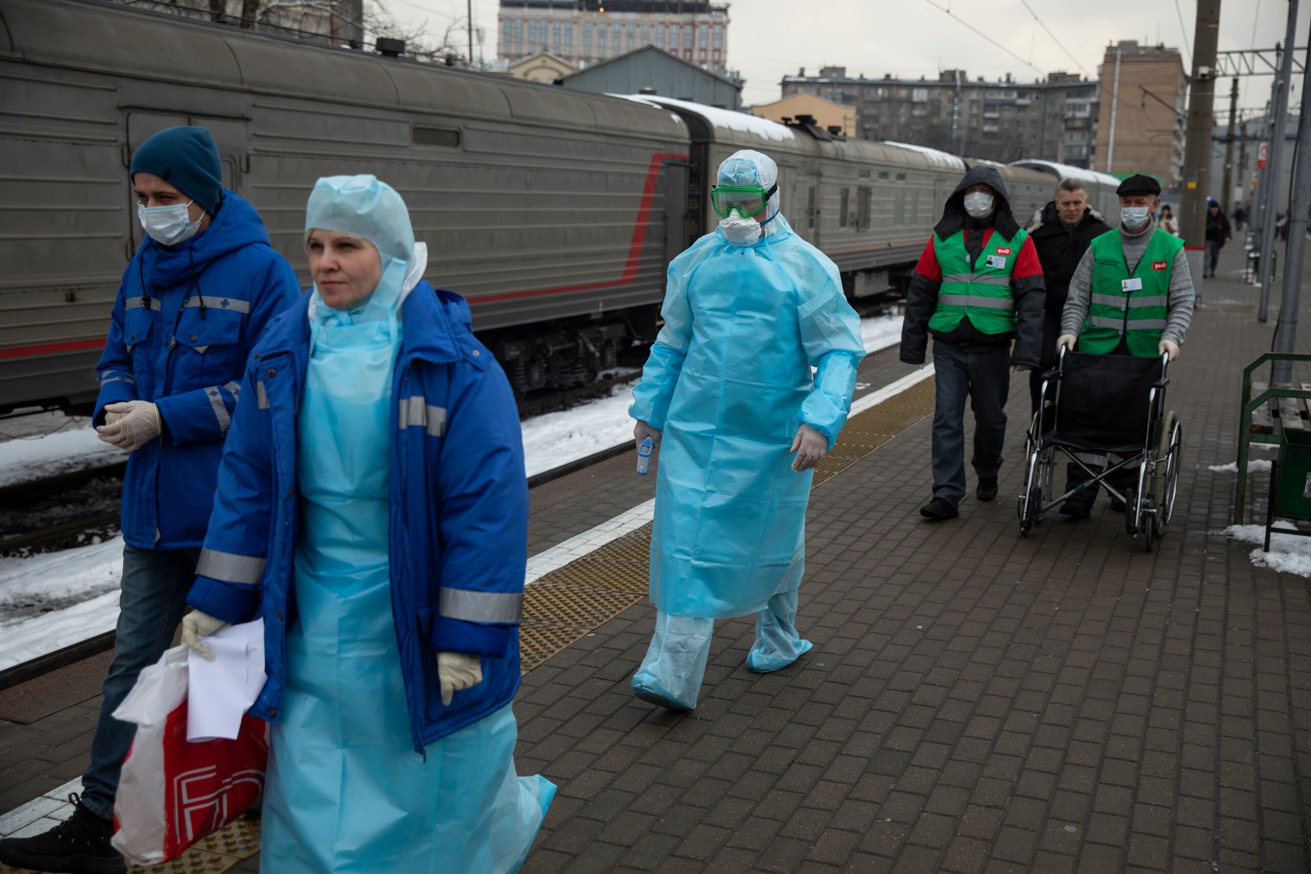 Trabajadores médicos se preparan para revisar a los pasajeros que llegan de Beijing a la estación de ferrocarril Yaroslavsky en Moscú, Rusia.