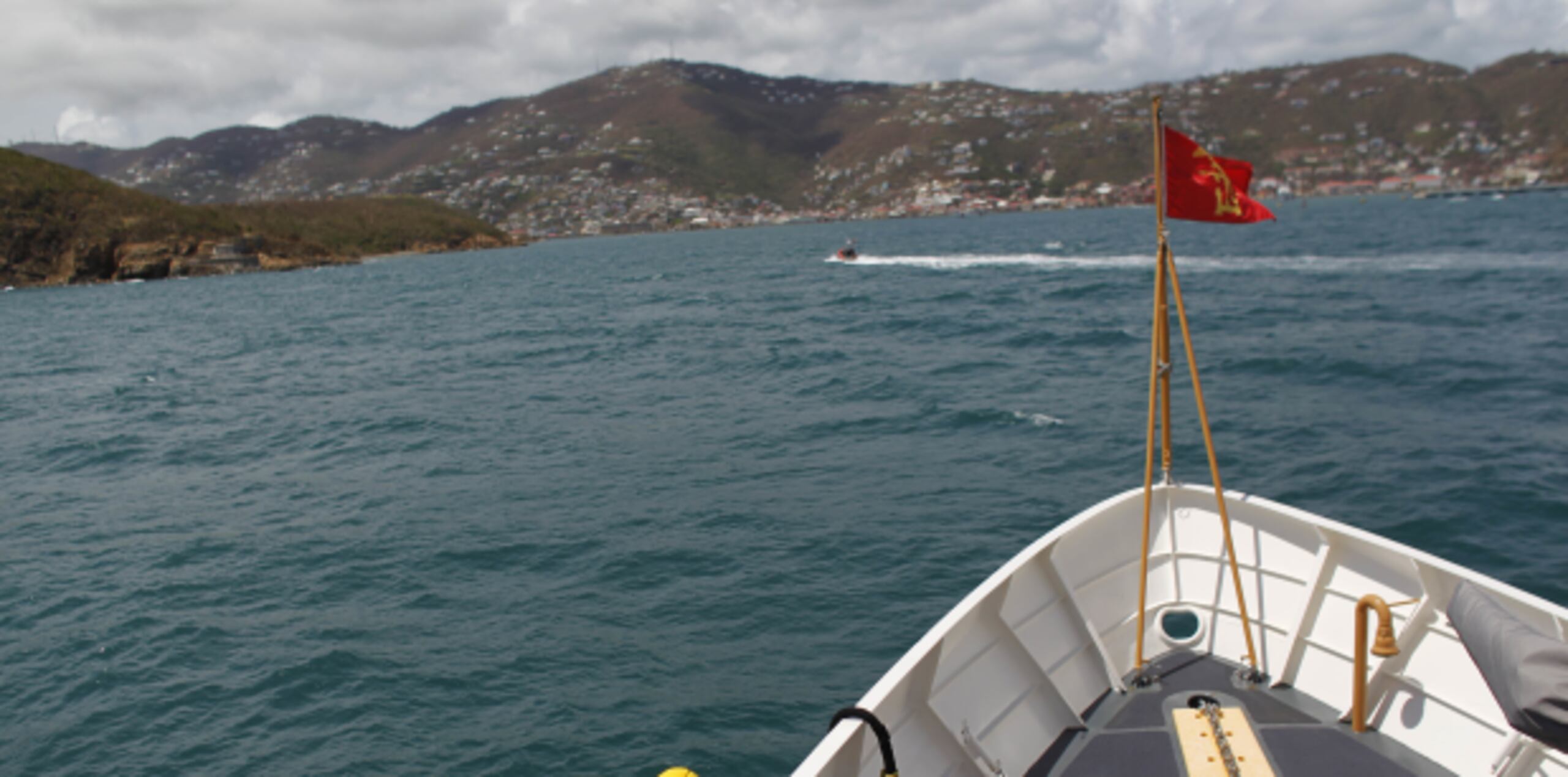Un bote de la Guardia Costera se acerca a St. Thomas. Ir por su cuenta llevar ayuda a las islas afectadas por Irma implica riesgos como ser asaltado. (AP)