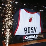 El Heat retira la camiseta de Chris Bosh en emotivo homenaje