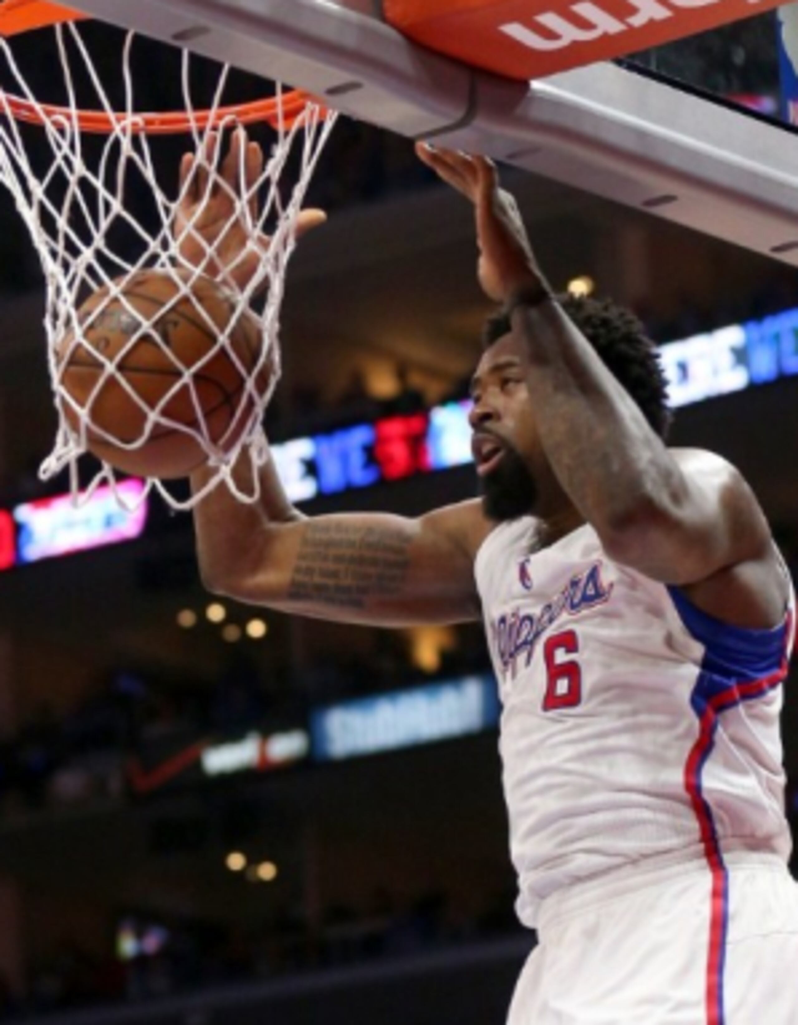 DeAndre Jordan consigue dos de los 26 puntos que logró el domingo en el triunfo de los Clippers, que están a un triunfo de su primera final de conferencia. (AFP / Getty Images / Stephen Dunn)