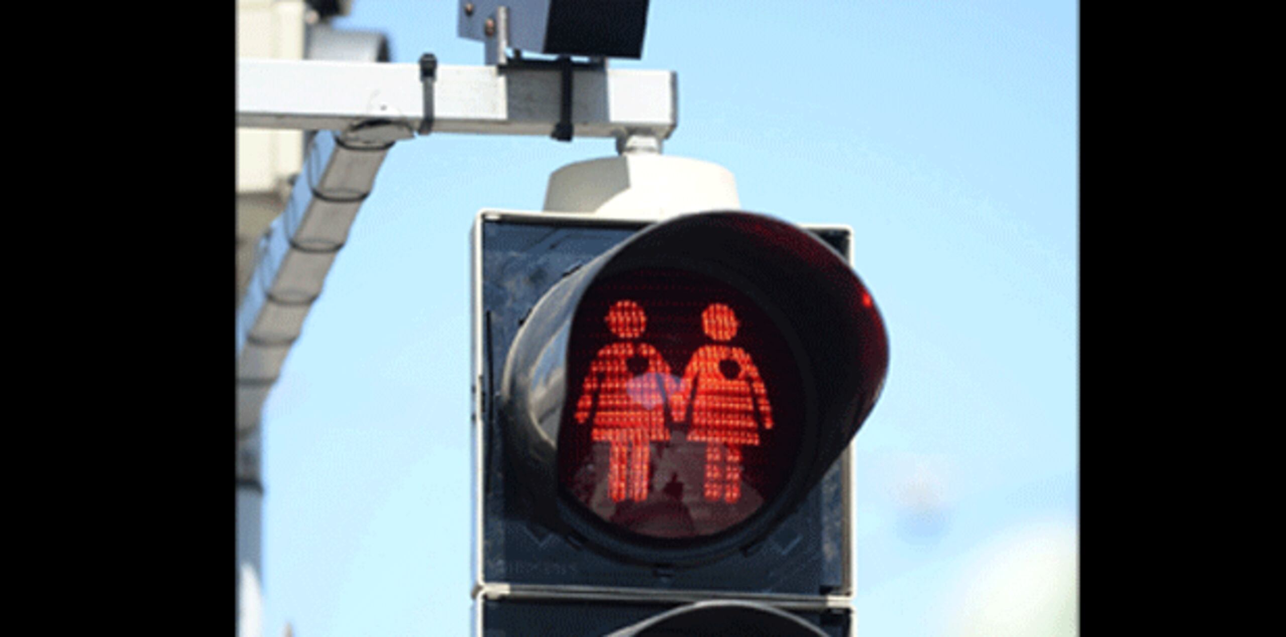 Algunas muestran a parejas formadas por un hombre y una mujer. Otras a dos mujeres, alguna más a dos hombres. A todas las parejas las acompaña un corazón. (EFE)