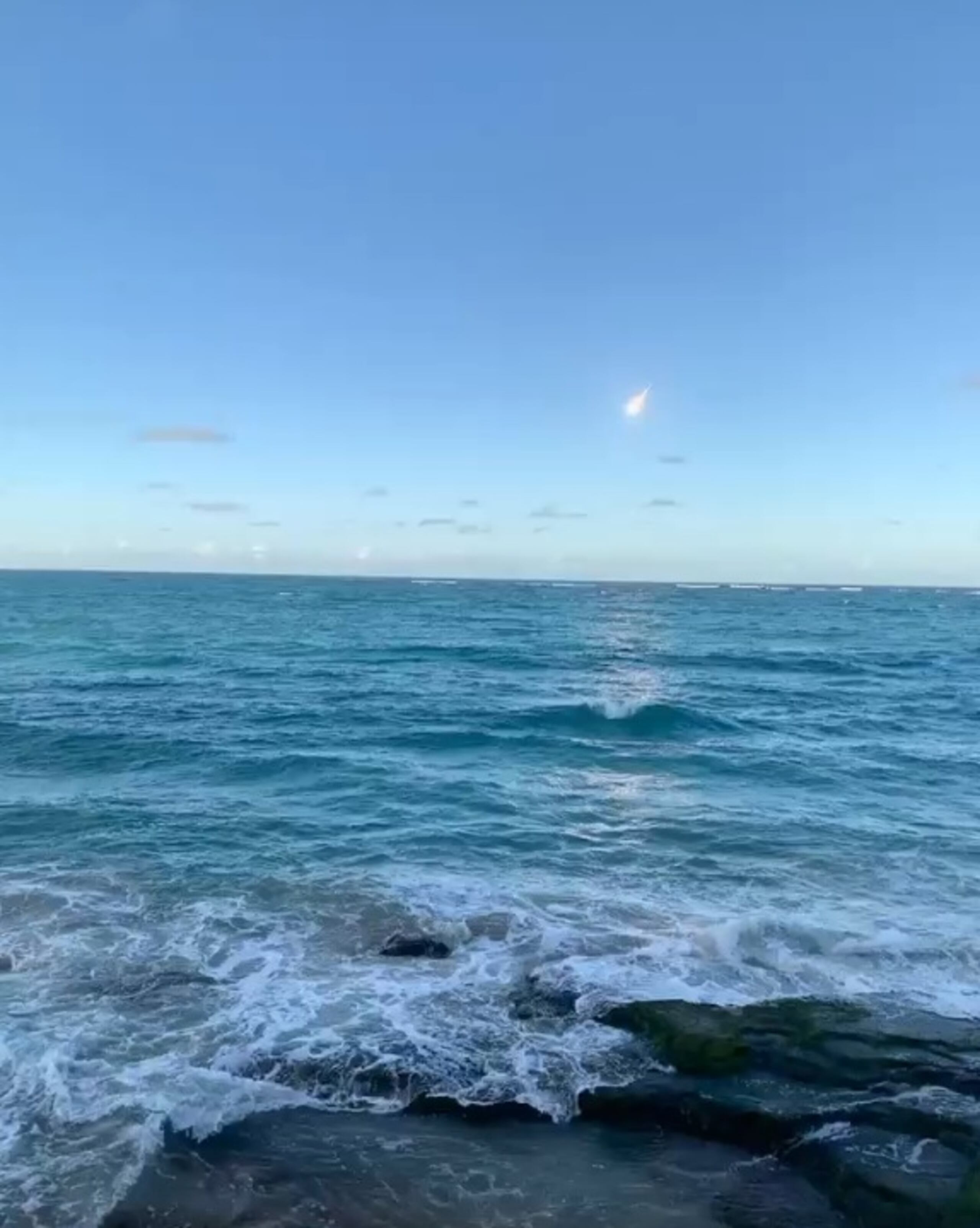 Foto desde Condado en la que se aprecia el reflejo del meteoro en el mar (Suministrada por SAC / Marlene Babilonia)