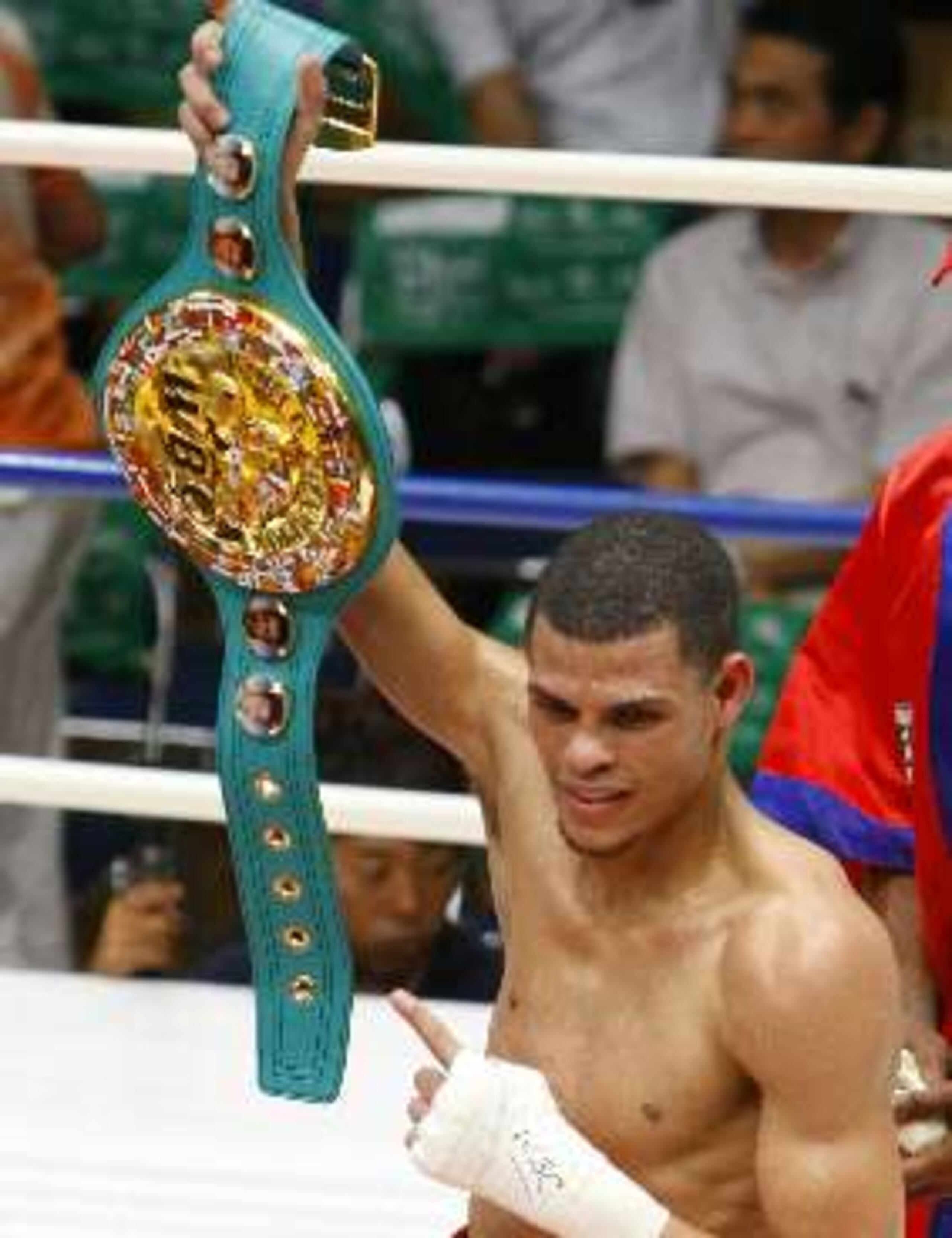  Elio Rojas conquistó  el cetro pluma del Consejo Mundial de Boxeo (CMB) en julio del 2009 al derrotar a Takahiro Ao en Japón. Se espera que el púgil dominicano regrese a la acción a principios de 2011.&nbsp;<font color="yellow">(AP)</font>