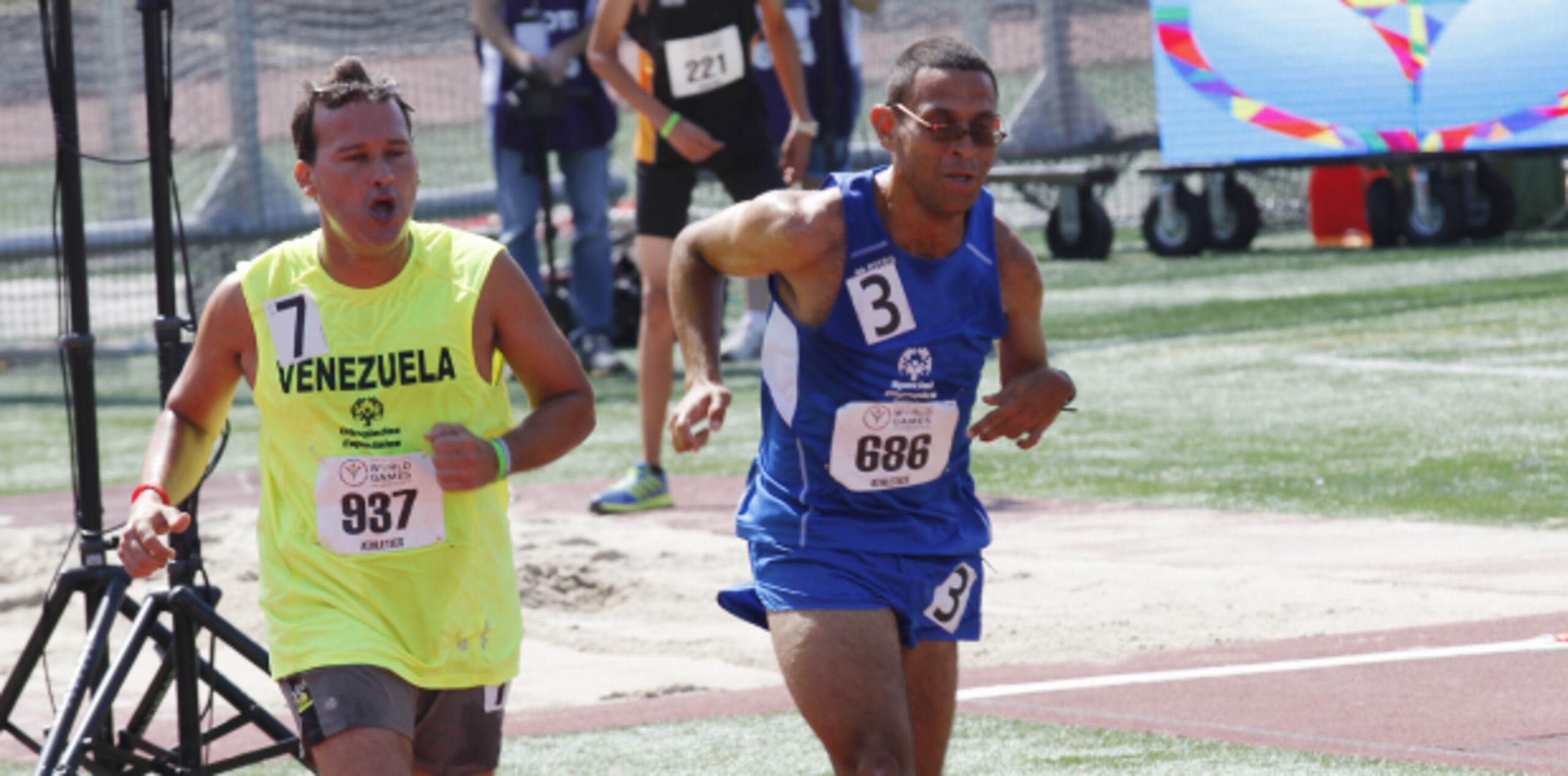 Alexis Casiano, en ropa deportiva azul, junto al venezolano Miguel Quirós. (michelle.estrada@gfrmedia.com)