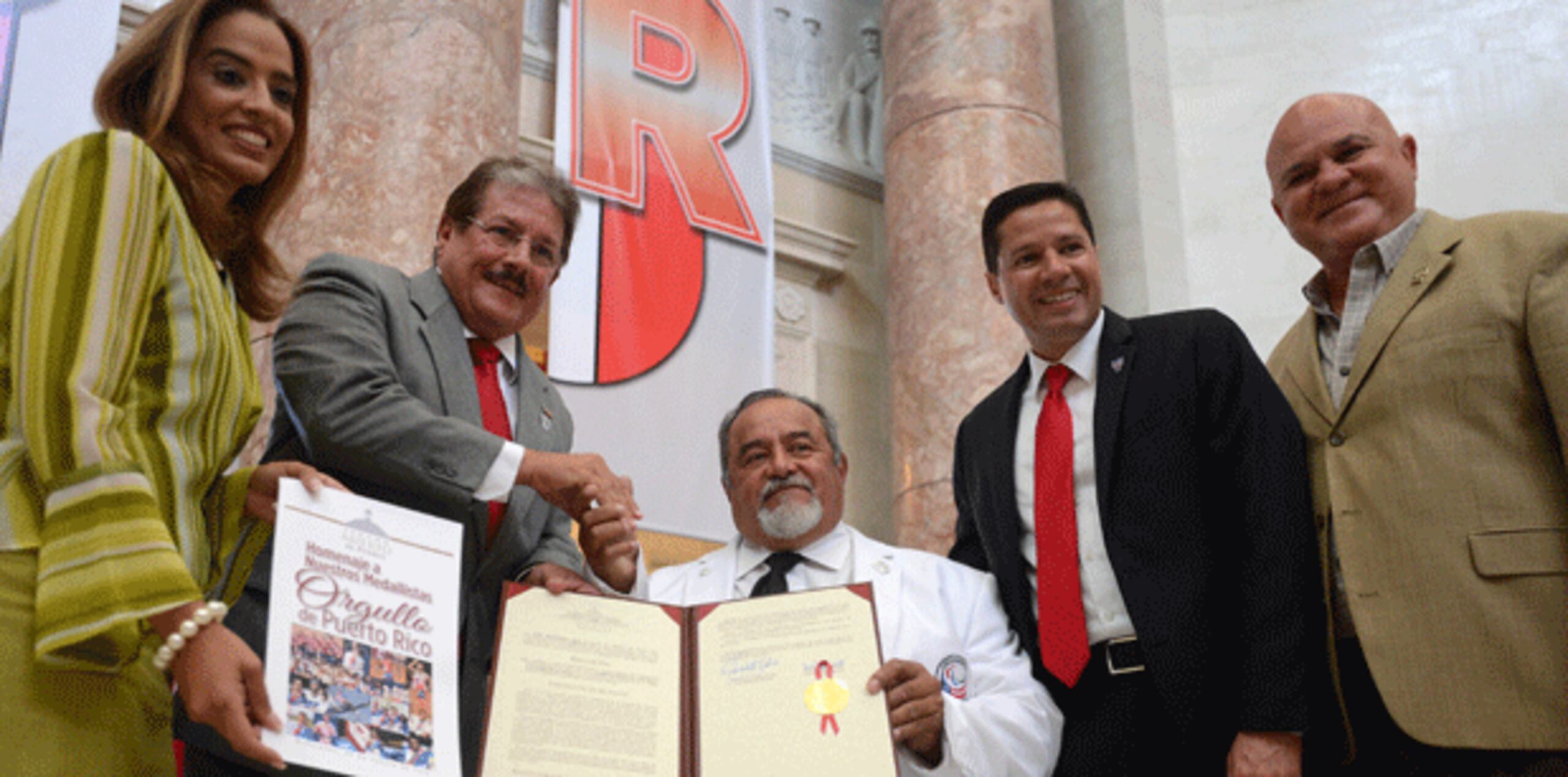 James Torres (al centro) participó de una ceremonia de reconocimiento a los atletas medallistas de los Juegos Panamericanos y Parapanamericanos de Toronto 2015 y de los Juegos Mundiales de Olimpiadas Especiales. (ana.abruna@gfrmedia.com)