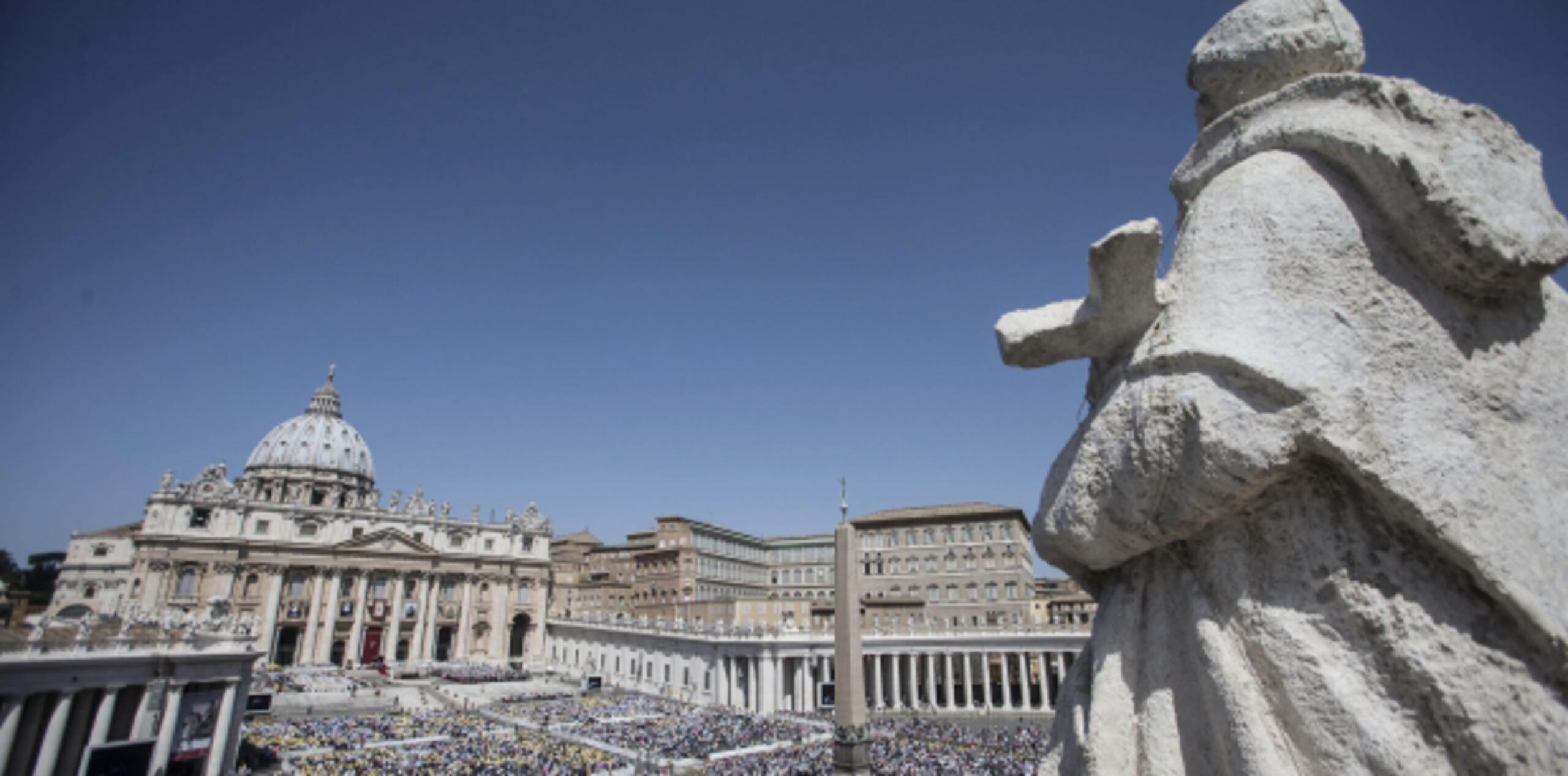 "La familia, fundamental comunidad humana, muestra hoy más que nunca, a través de su crisis cultural y social, cuántos sufrimientos provoca su debilitamiento", expresa el documento vaticano. (EFE)