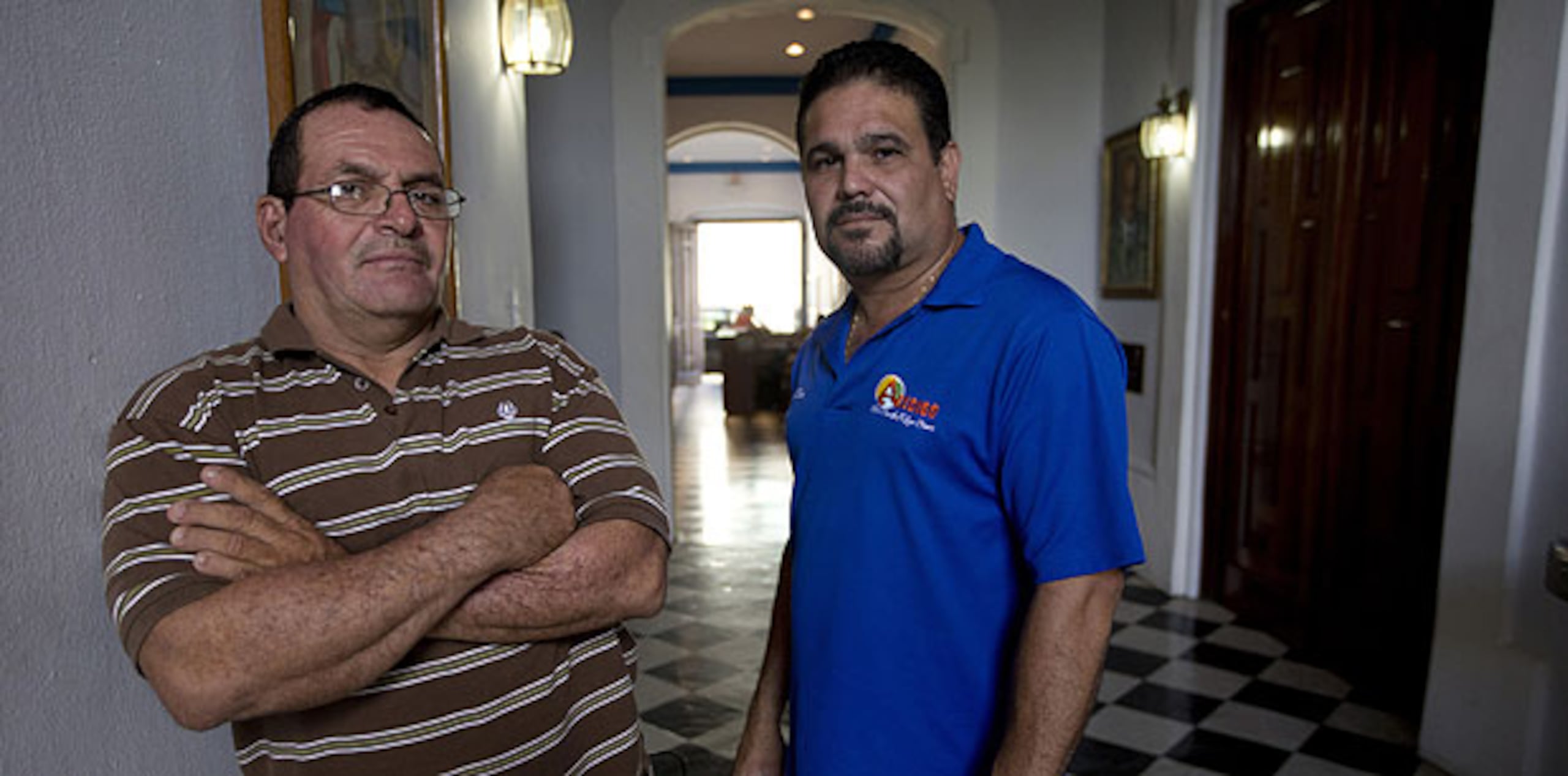 Skipper “Bobby” Hernández (izquierda) y Rubén Muñiz relatan algunas de las vivencias en el centro cultural arecibeño. (teresa.canino@gfrmedia.com)