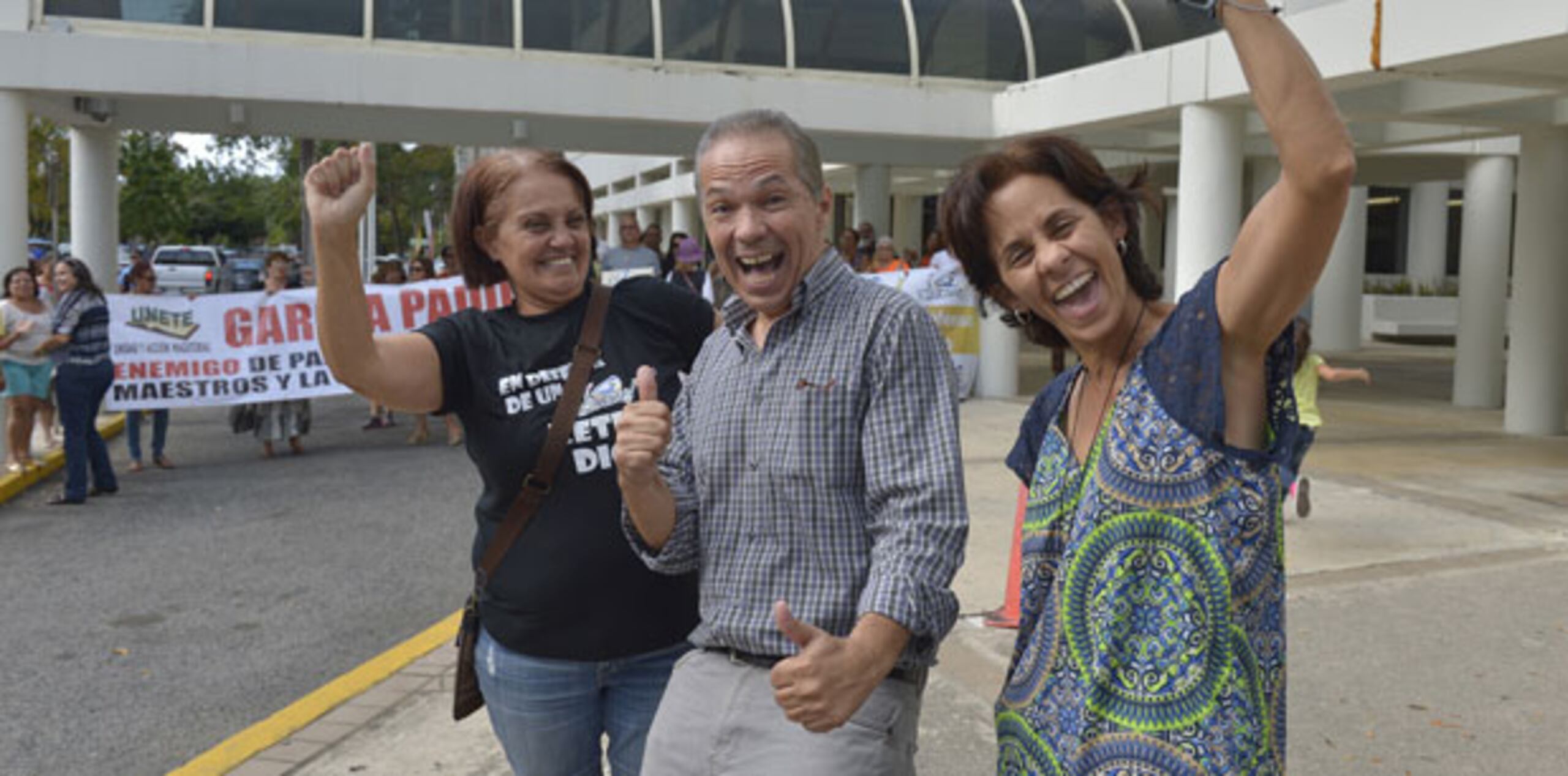 Maestros celebran la decisión del Tribunal Supremo que declaró inconstitucional la ley que les rebajaba sustancialmente sus pensiones. (ismael.fernandez@gfrmedia.com)