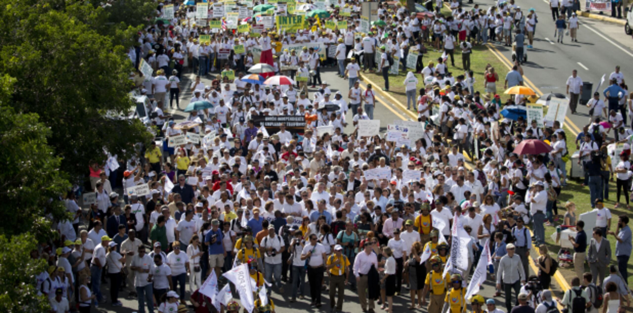 Ya desde las 2:00 p.m., dieron instrucciones para que los ciudadanos se acomoden para comenzar la marcha. (tonito.zayas@gfrmedia.com)