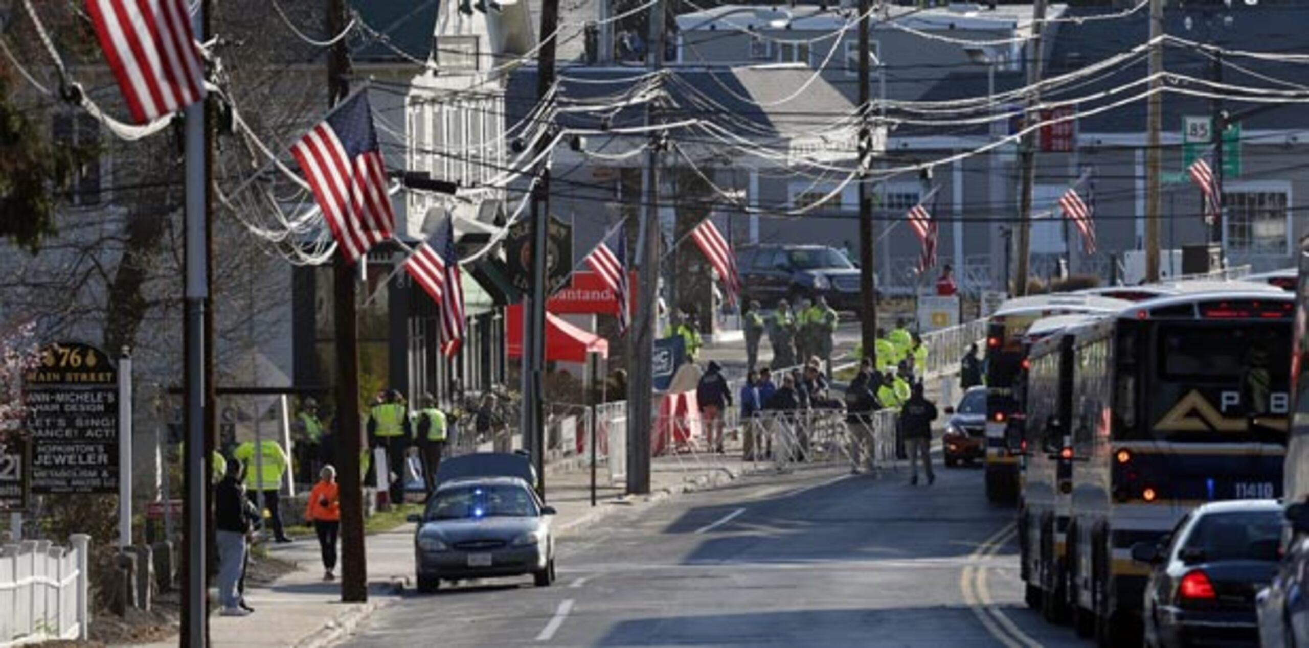 Se han instalado más de 100 cámaras a lo largo de la ruta de la carrera en Boston. (AP / Michael Dwyer)