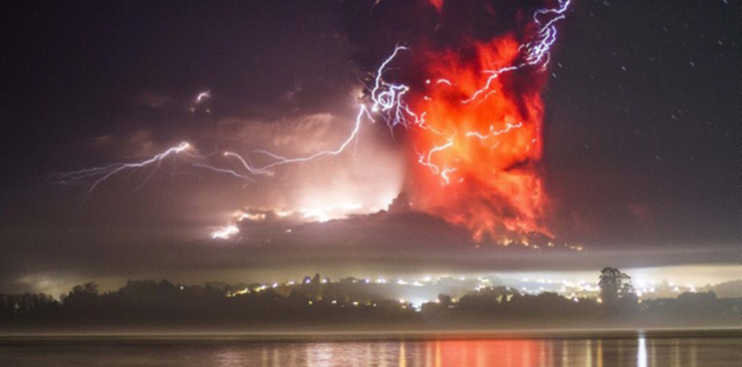 La fumarola inicial de color claro siguió creciendo en grosor y altura y luego la nube se oscureció, para más tarde tornarse rojiza por la gran cantidad de rocas fundidas lanzadas a más de 6 millas de altitud. (AFP)