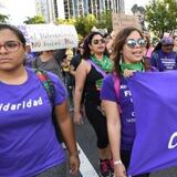 Centenar de mujeres marchan en contra de la violencia de género