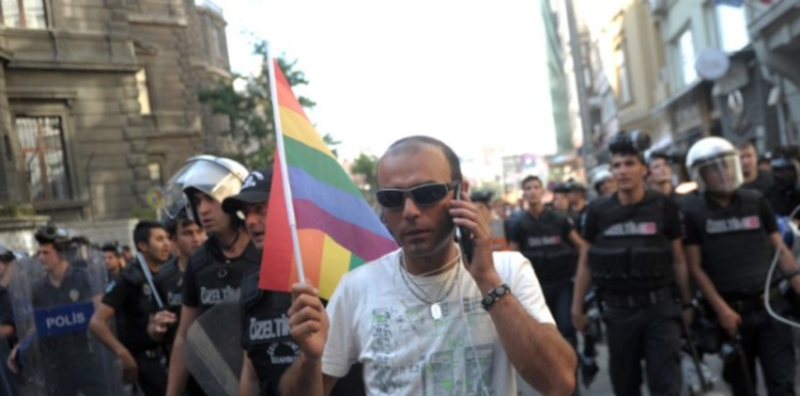 Policías intervinieron hoy con manifestantes turcos en una marcha de orgullo gay. (AFP)