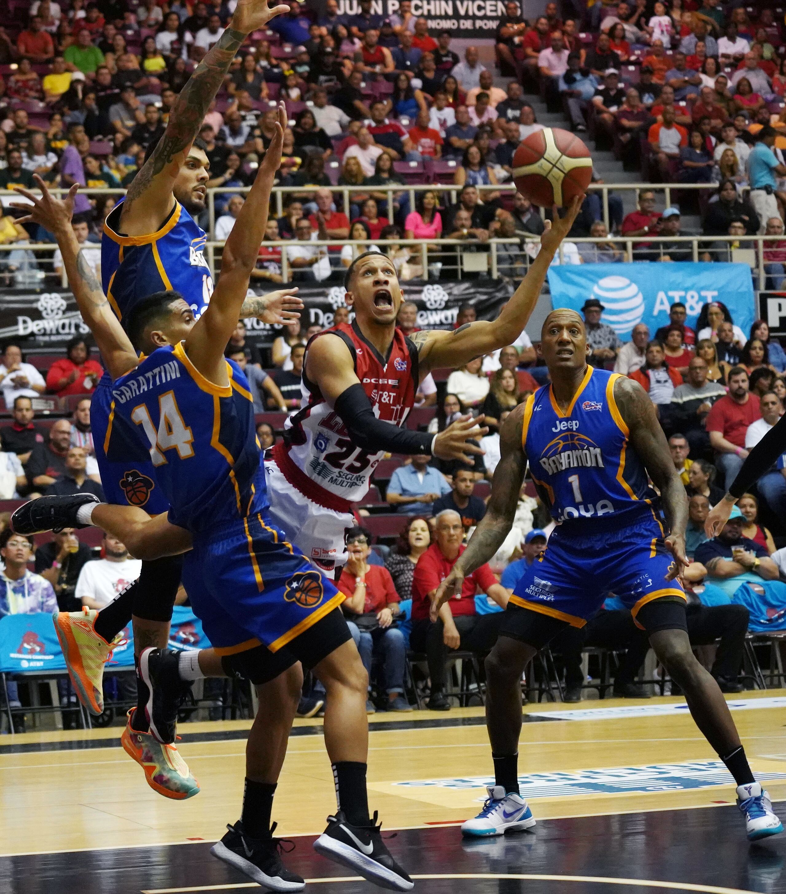 Siguiendo una orden de la FIBA, la Federación de Baloncesto local acaba de anunciar la suspensión de todo torneo avalado en la Isla por 30 días.