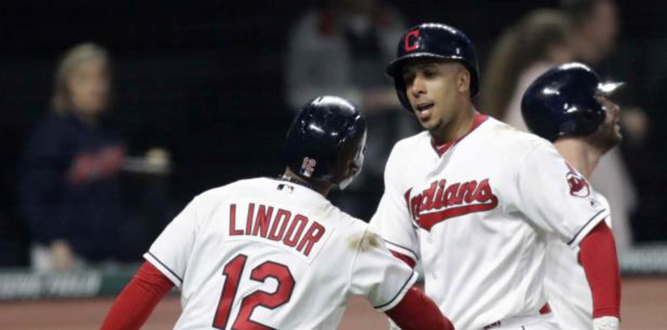 Francisco Lindor y Michael Brantley de los Indios de Cleveland. (AP)