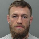 Arrestan a Conor McGregor por destruir celular de un fanático