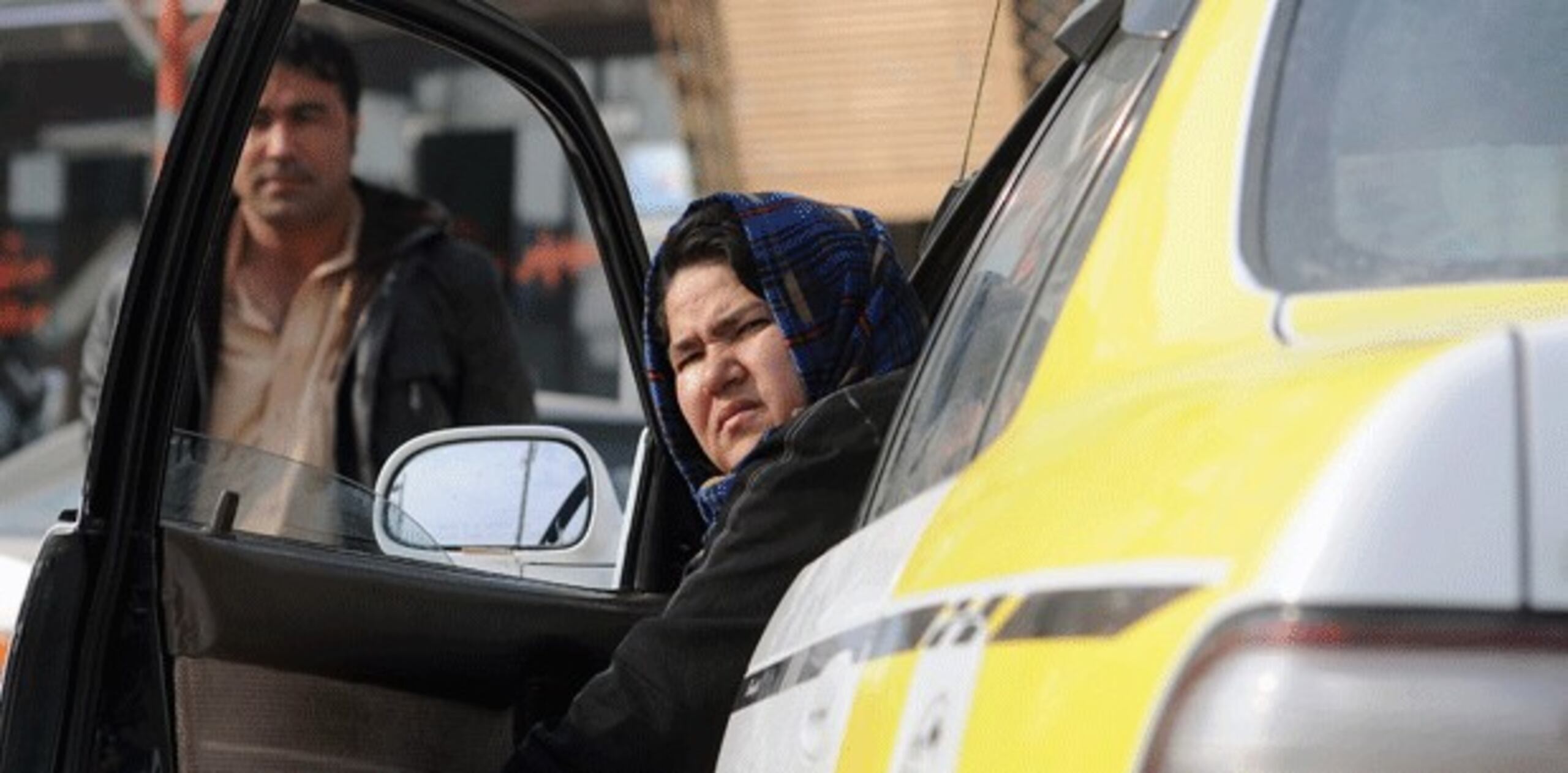 "Recibo amenazas de personas desconocidas que me dicen que no debo conducir en la ciudad porque soy mujer, porque es contra el Islam. Algunos me dicen que si sigo trabajando como taxista me matarán", relata. (AP)