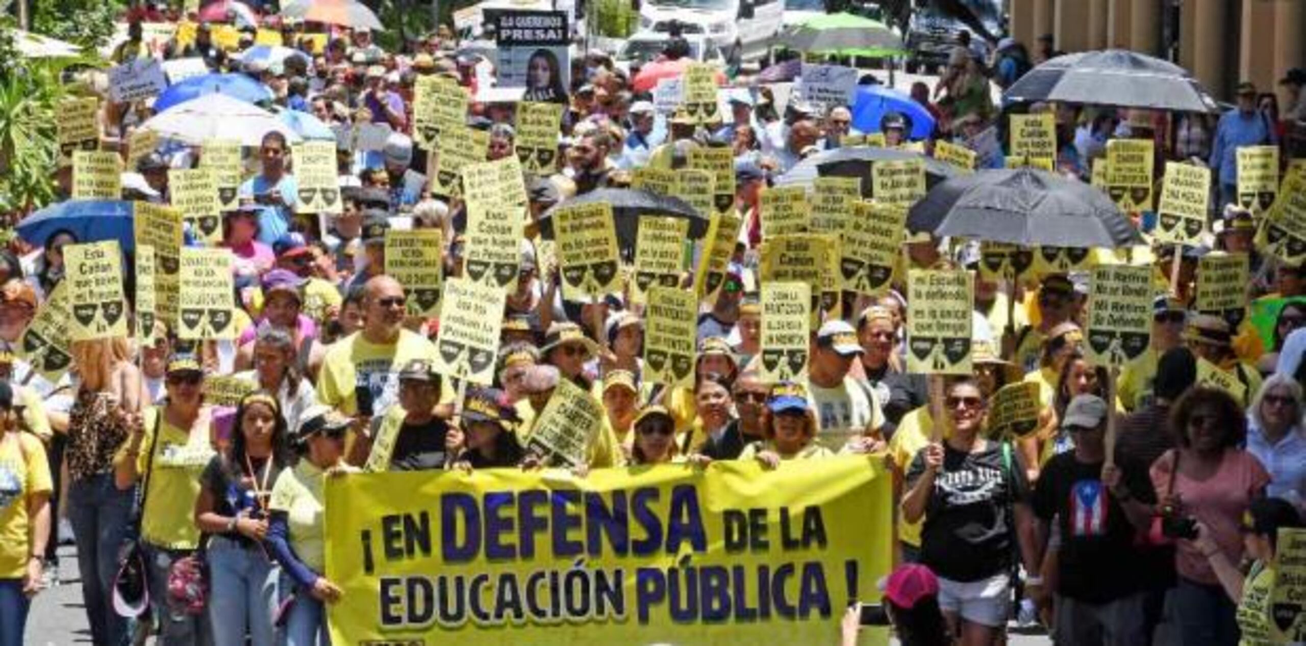 Los manifestantes coreaban estribillos contra Keleher como “no pudo con el empuje”, “Keleher es una buscona, empresaria y comelona”, “Keleher, ¿dónde estás? Camino a la federal”. (Luis.alcaladelolmo@gfrmedia.com)