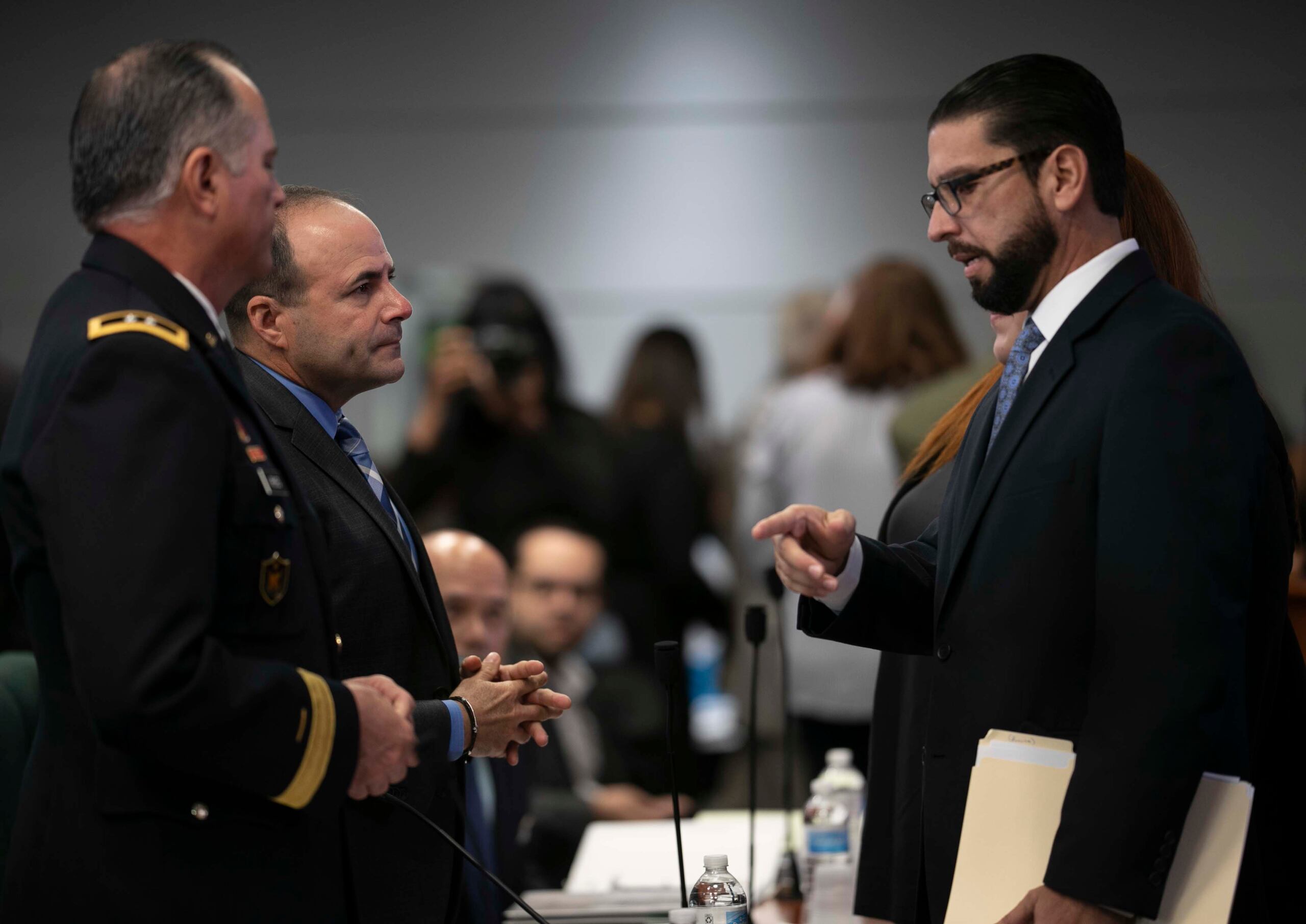 José Juan Reyes de la Guardia Nacional y Elmer Román, secretario de Estado escuchan a Gabriel Rodríguez Aguiló representante y presidente de la comisión. (teresa.canino@gfrmedia.com)