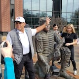 Develan estatua de Iván Rodríguez en el nuevo estadio de Texas