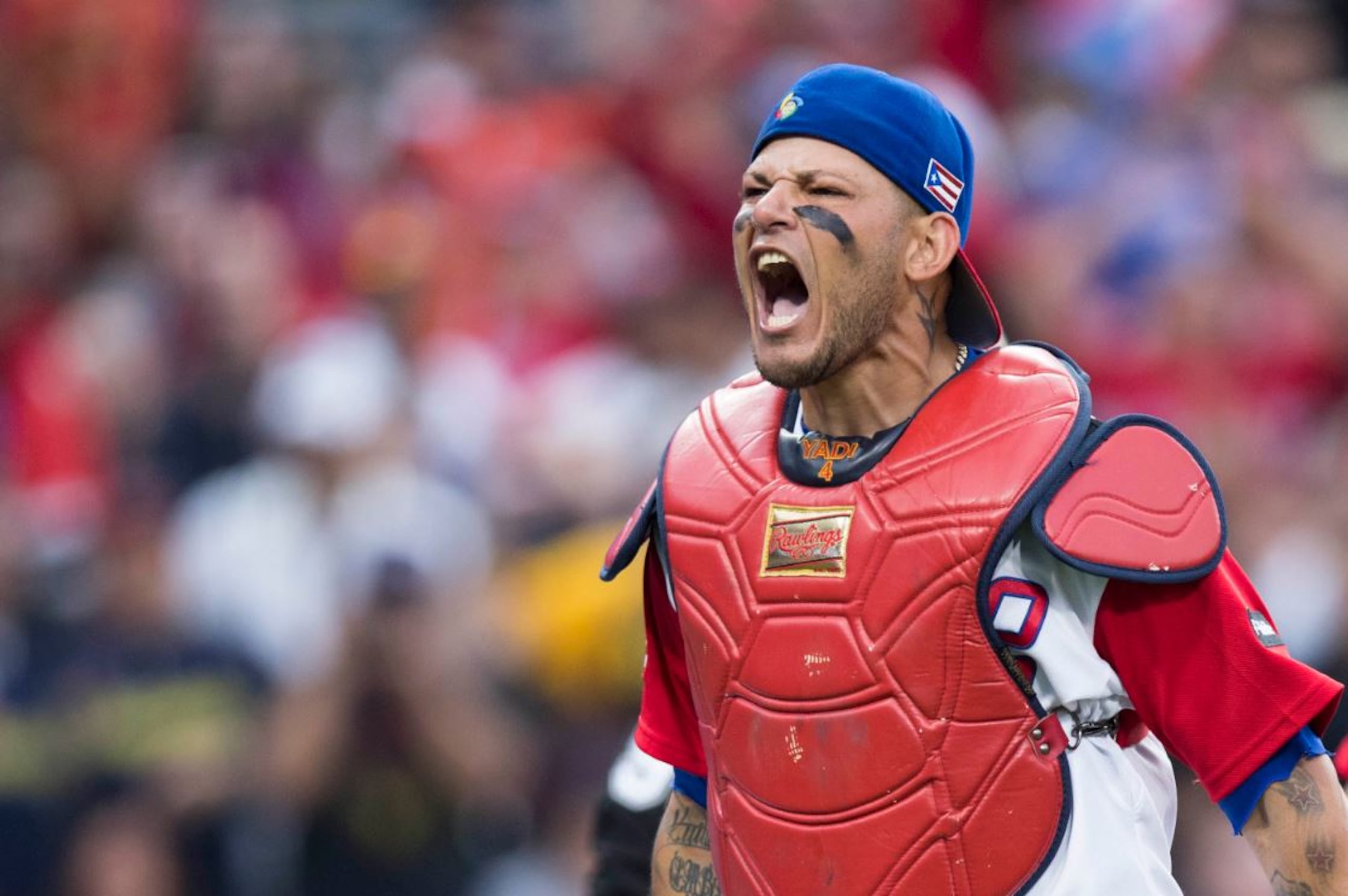 Yadier Molina se tiró la palabra luego de una jugada de fusilamiento en el home en la noche de ayer, donde Puerto Rico venció a República Dominicana. (tonito.zayas@gfrmedia.com)