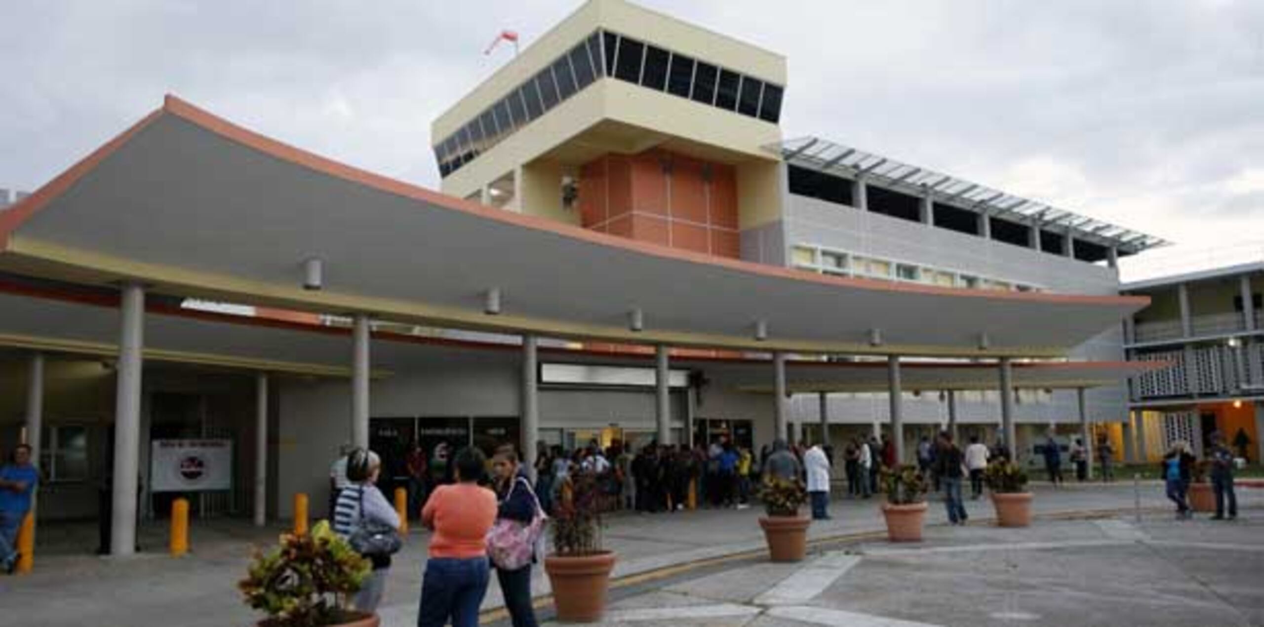 El perjudicado fue atendido en el lugar por paramédicos de Emergencias Médicas Estatal, quienes lo trasladaron al Centro Médico de Río Piedras. (Archivo)